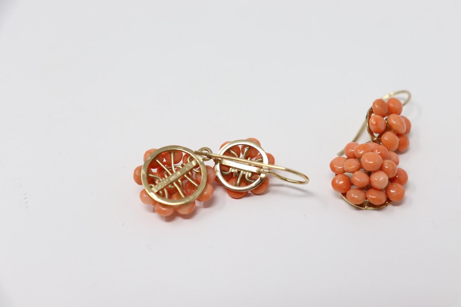 Round Cut 18kt Yelow Gold and Coral Fine Earrings For Sale