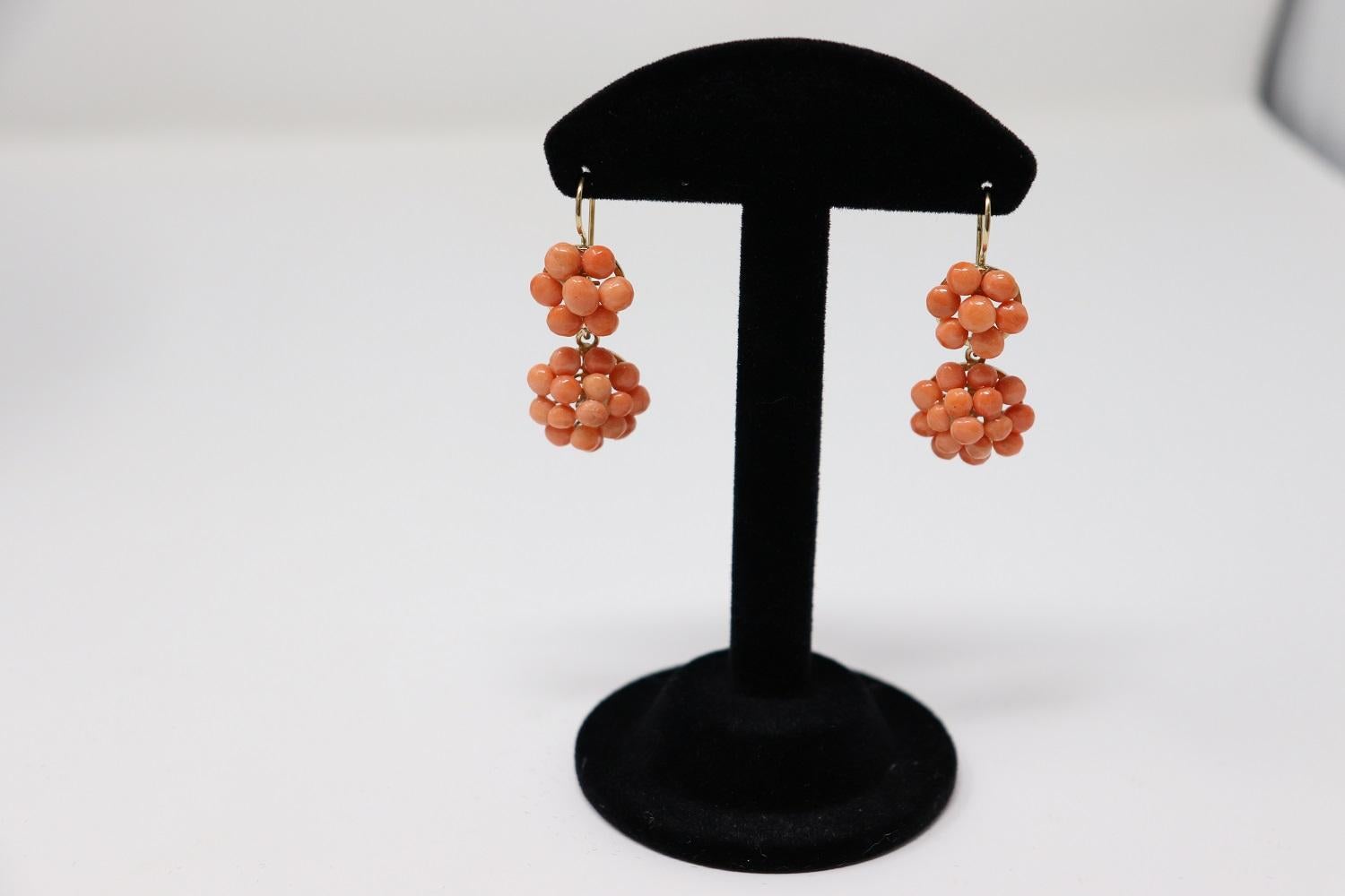 Women's 18kt Yelow Gold and Coral Fine Earrings For Sale
