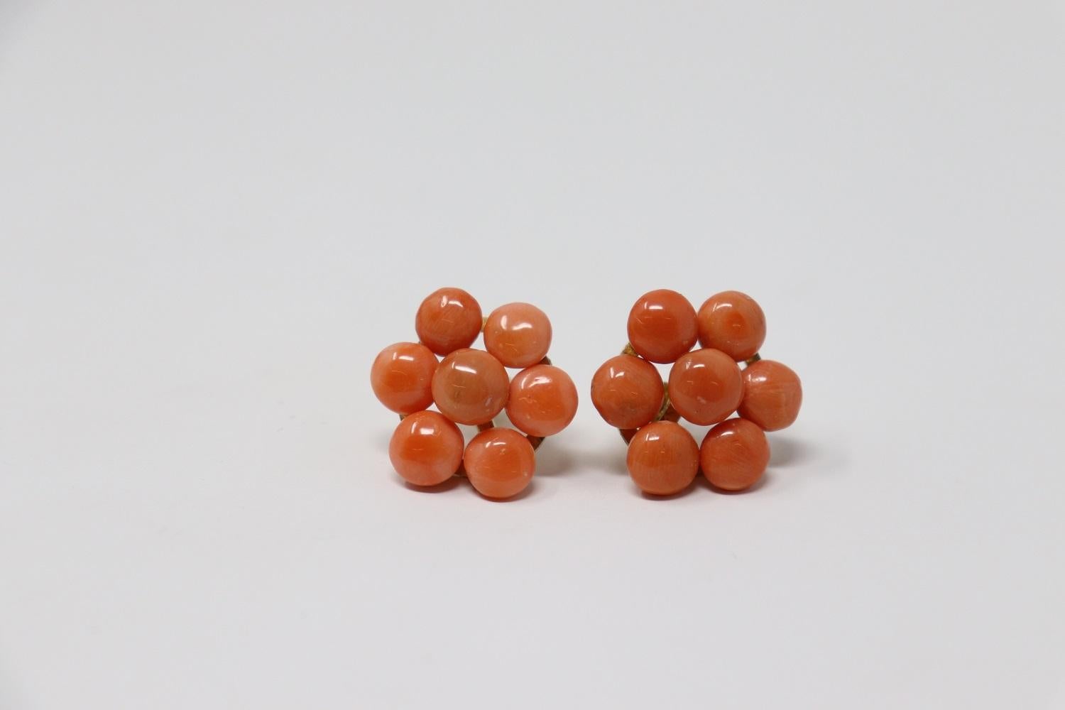 Round Cut 18kt Yellow Gold and Italian Coral Fine Stud Earrings For Sale