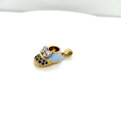 Charm per scarpe da bambino 18KT YG con diamante, zaffiro blu e smalto con fiocco