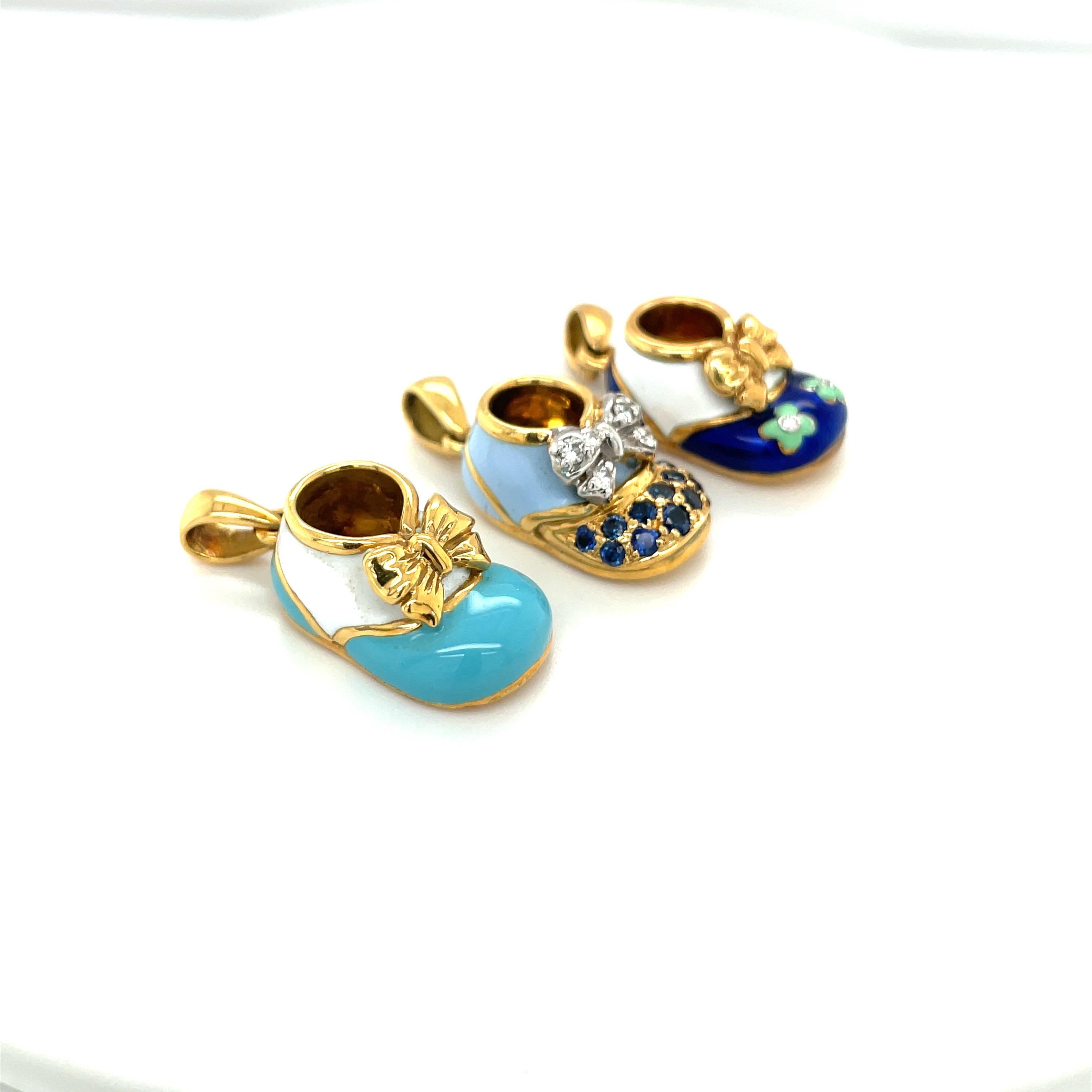 Taille ronde Breloque chaussure pour bébé 18KT YG en diamants, saphirs bleus et émail avec nœud en vente