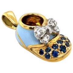 Charm per scarpe da bambino 18KT YG con diamante, zaffiro blu e smalto con fiocco
