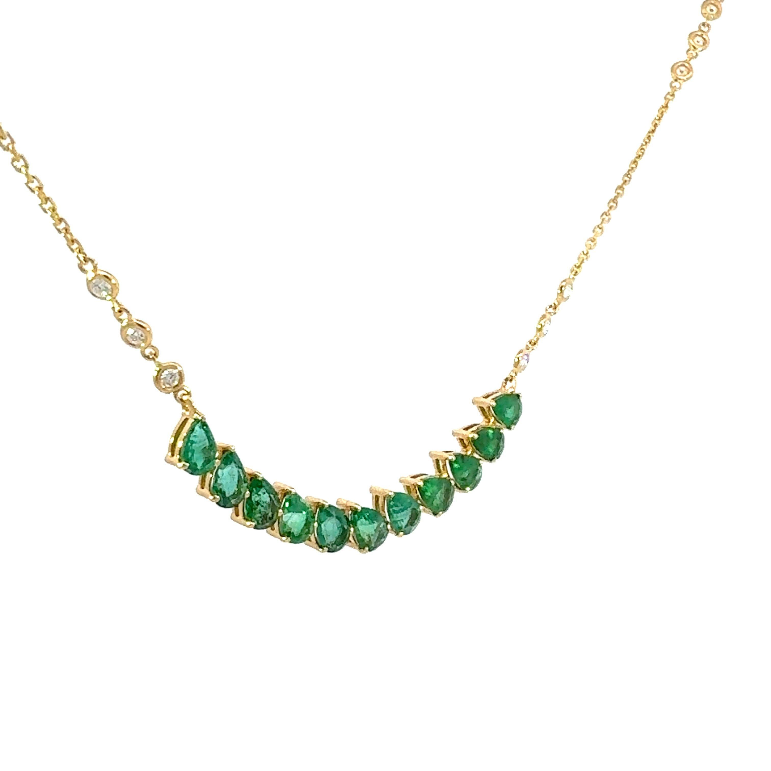 È il momento di adornarsi con una bellissima collana di smeraldi naturali e diamanti. 
 Una splendida collana di smeraldi naturali e diamanti in oro giallo 18Kt, con un diamante da 0,42 carati e smeraldi a forma di pera da 4,12 carati incastonati su