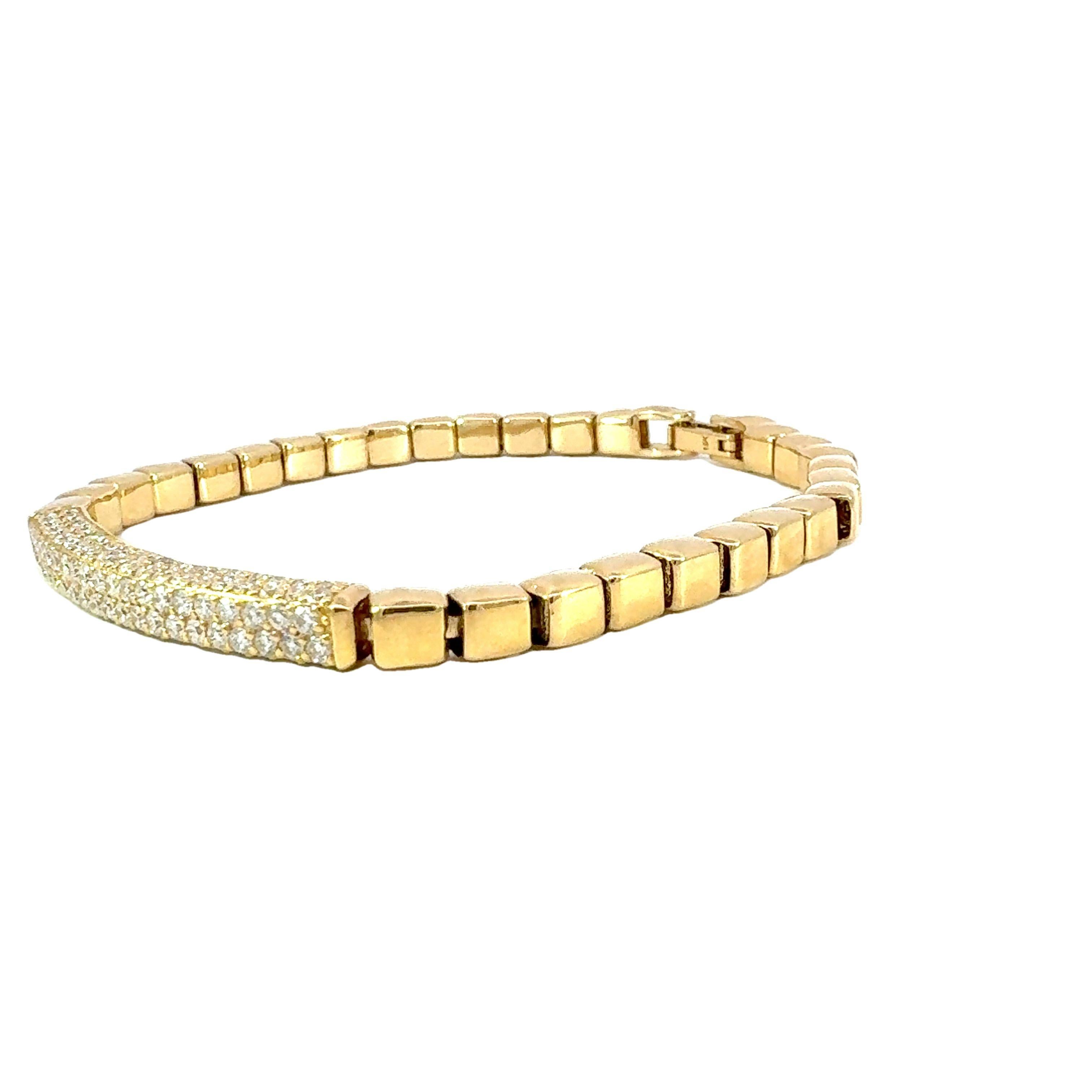 Uno splendido bracciale con diamanti naturali solidi da 1,85 carati incastonati in oro giallo 18 carati.  

Valorizza il tuo look con questo splendido braccialetto d'oro ornato di diamanti, che ha uno scintillio ipnotico grazie ai diamanti. Questo