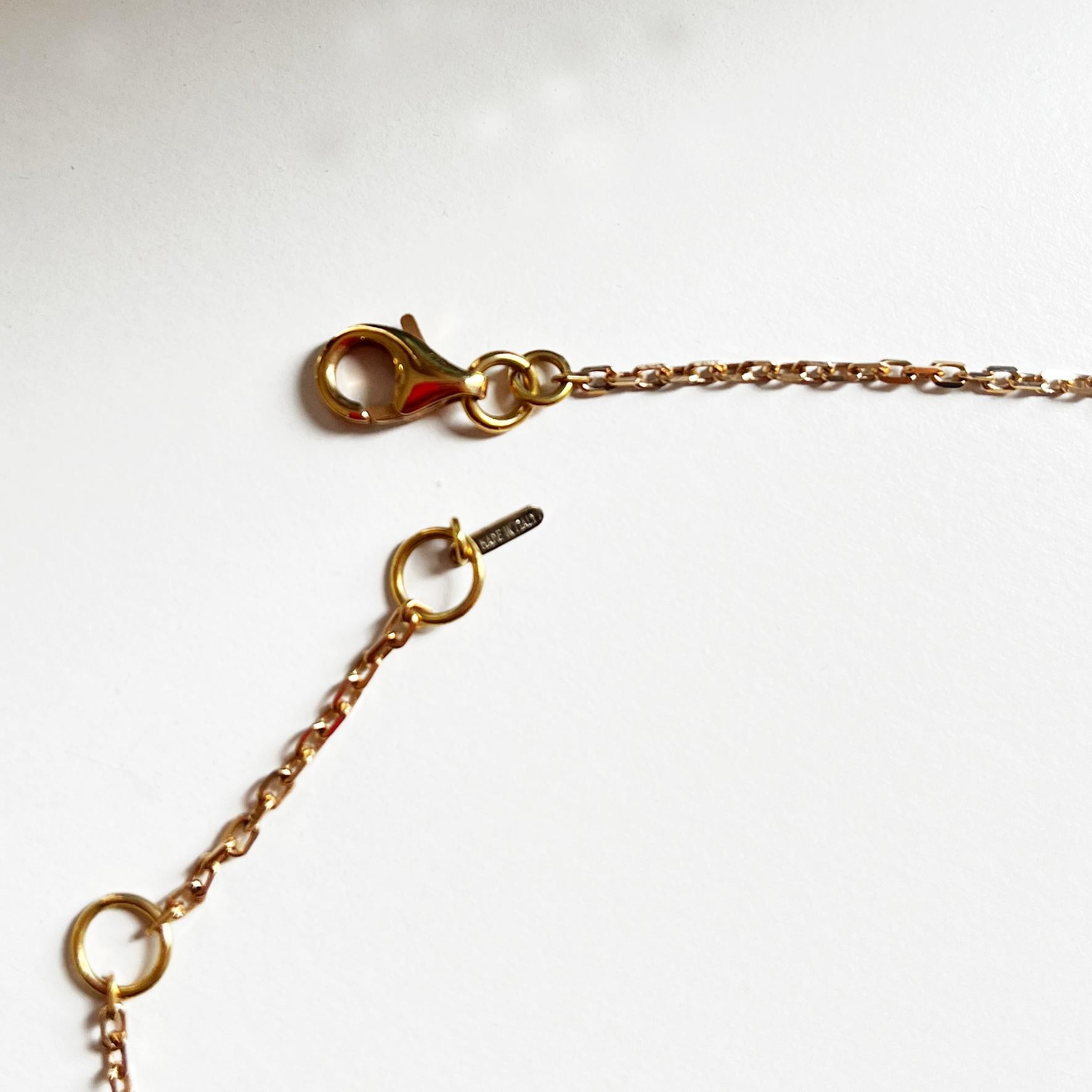 Le collier en or rose 18 carats avec onyx, perles, calcédoine rose et quartz rose est une pièce remarquable qui associe la chaleur de l'or rose à l'audace de l'onyx, à l'élégance classique des perles et aux tons doux et féminins de la calcédoine