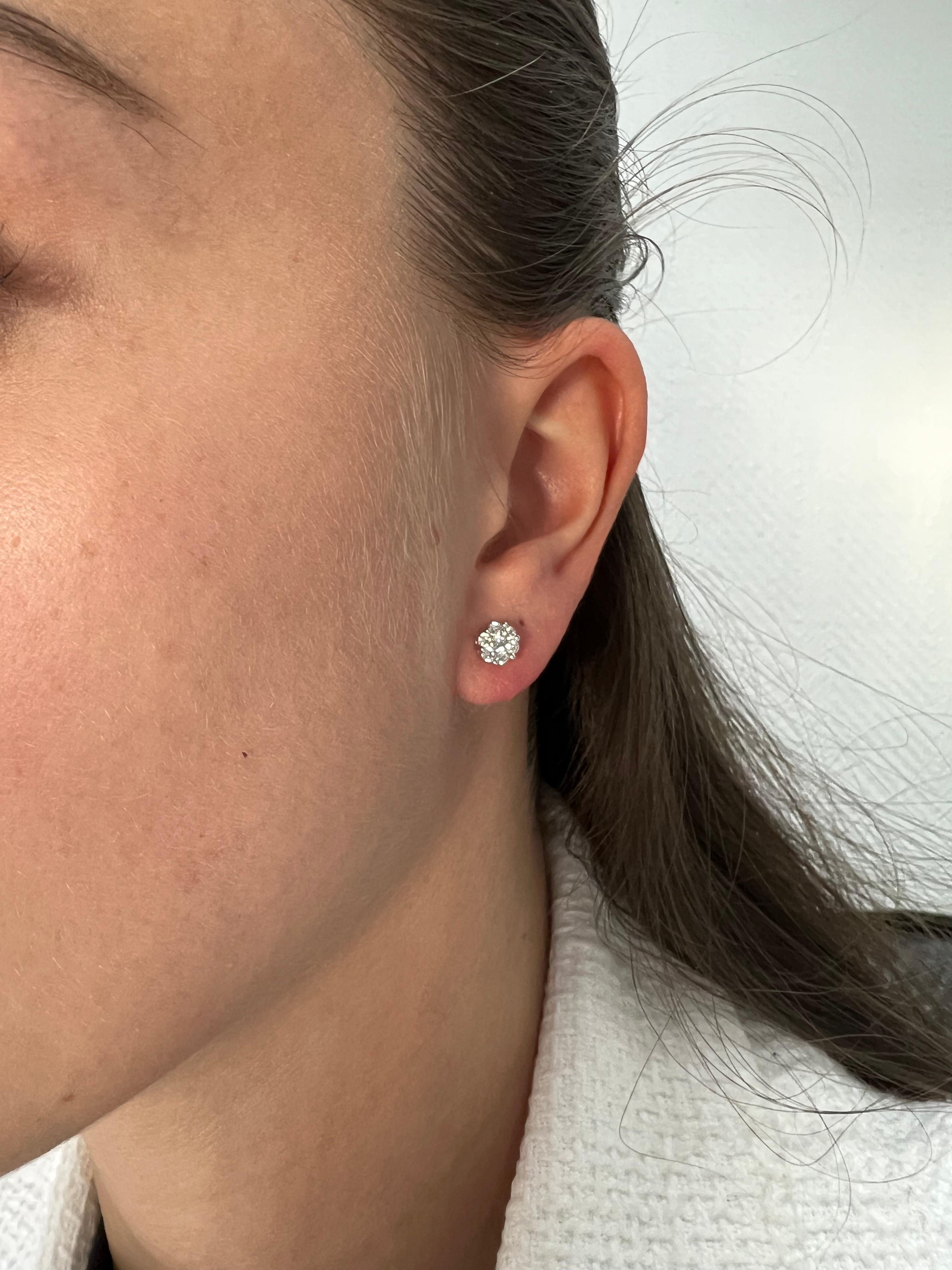 Women's or Men's Natural Diamond 0.52 cts 18 Karat White Gold Classic Stud Earring