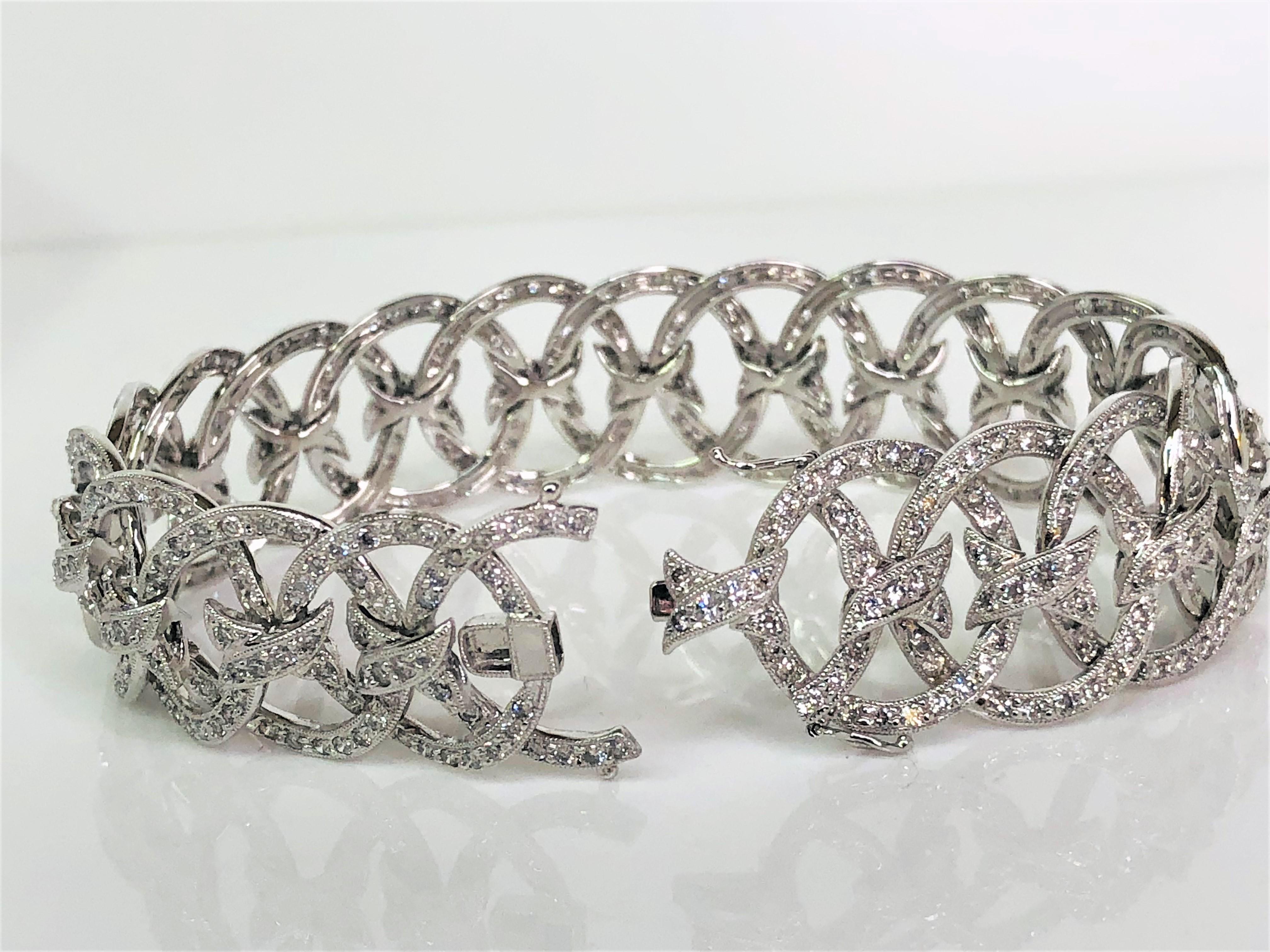 Round Cut 18KW Diamond Bracelet For Sale