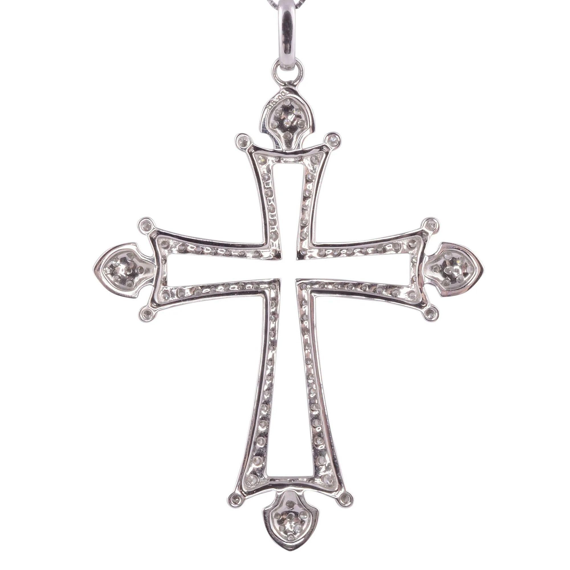 Taille ronde Pendentif croix en diamant 18KW sur chaîne en vente