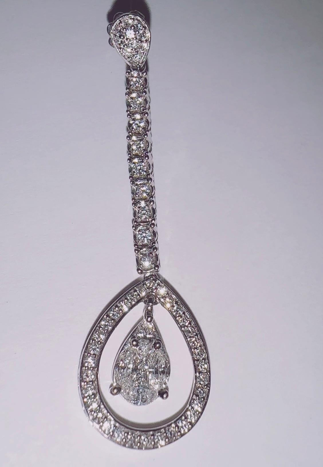 Oro bianco 18k con diamante perfettamente abbinato, orecchino lungo di lusso e unico. Stile moderno ed elegante con una qualità senza tempo.