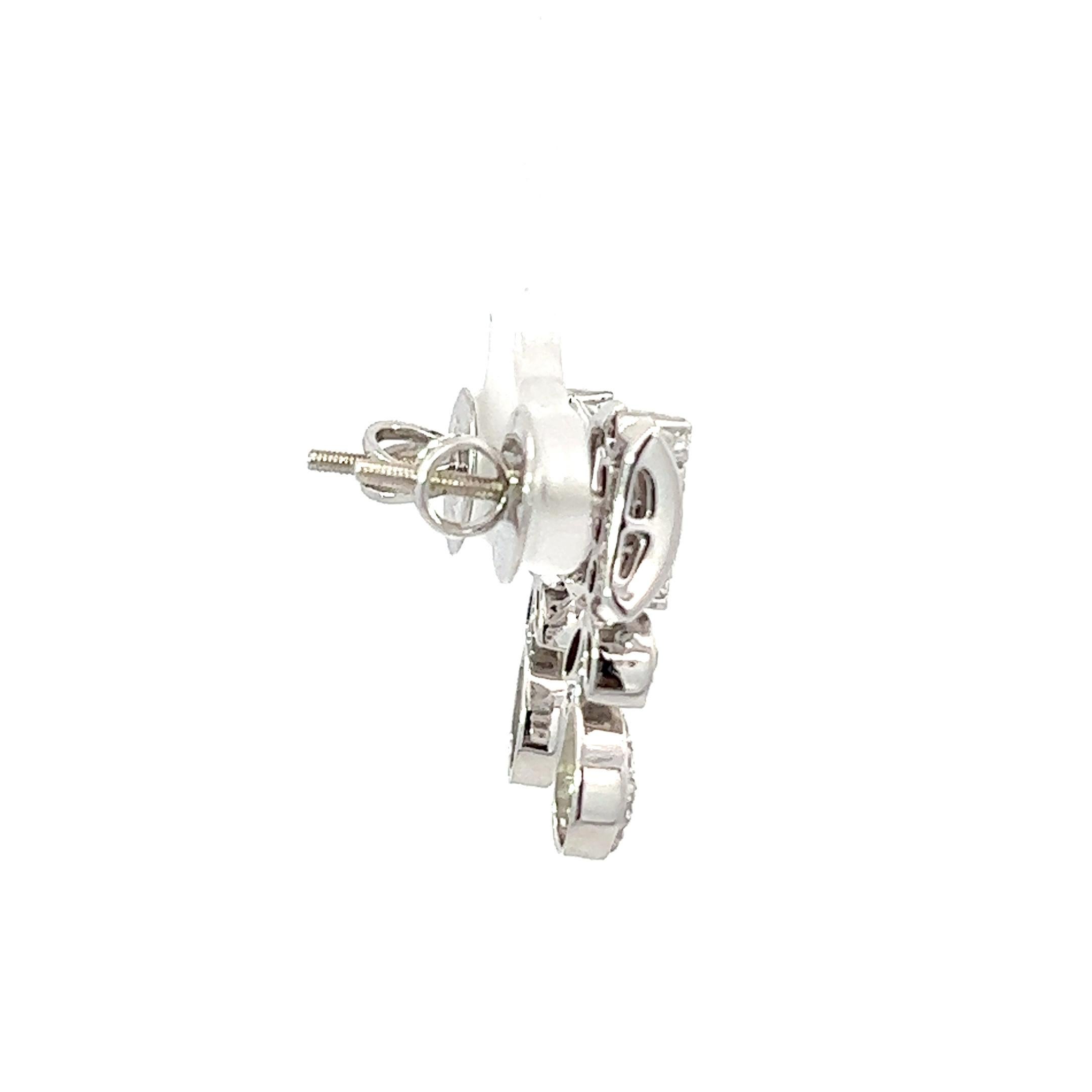 Eleva il tuo stile con questi squisiti orecchini pendenti con montatura in oro bianco 18 carati e diamanti taglio smeraldo ai lati, perfettamente completati da diamanti rotondi al centro. Questi orecchini sono perfetti sia per le occasioni speciali