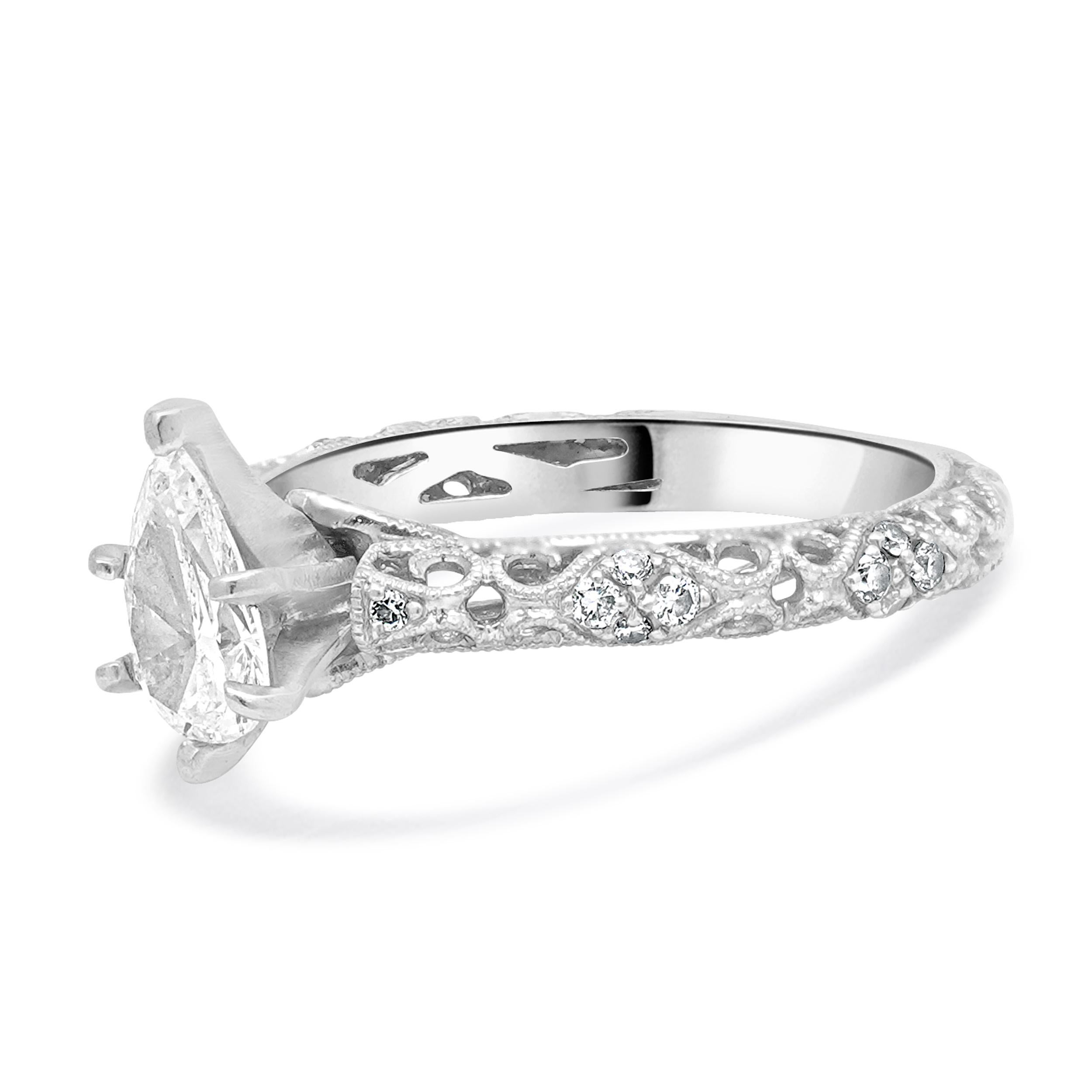 Designer:  Benutzerdefiniert
GIA6203972382
MATERIAL: 18k weiß
Zentrum Diamant/en: 1 Birnenschliff = 0,50cttw
Farbe: G
Klarheit: SI1
Diamant/en: 19 runde Diamanten im Brillantschliff = 0,25cttw
Farbe: G
Klarheit: SI1
Abmessungen: Die Ringspitze ist