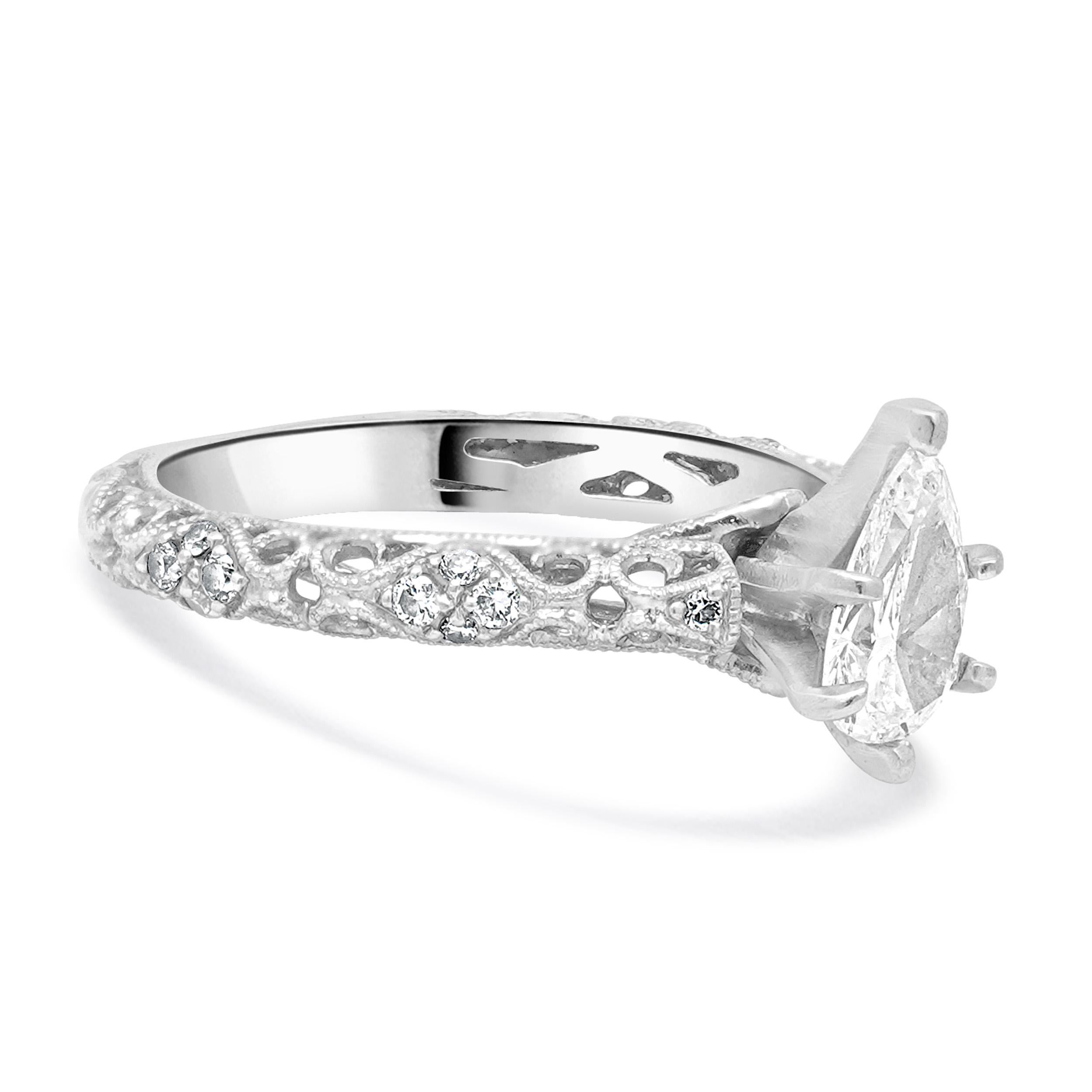 18KW Birnenförmiger filagraner Diamant-Verlobungsring im Zustand „Hervorragend“ im Angebot in Scottsdale, AZ