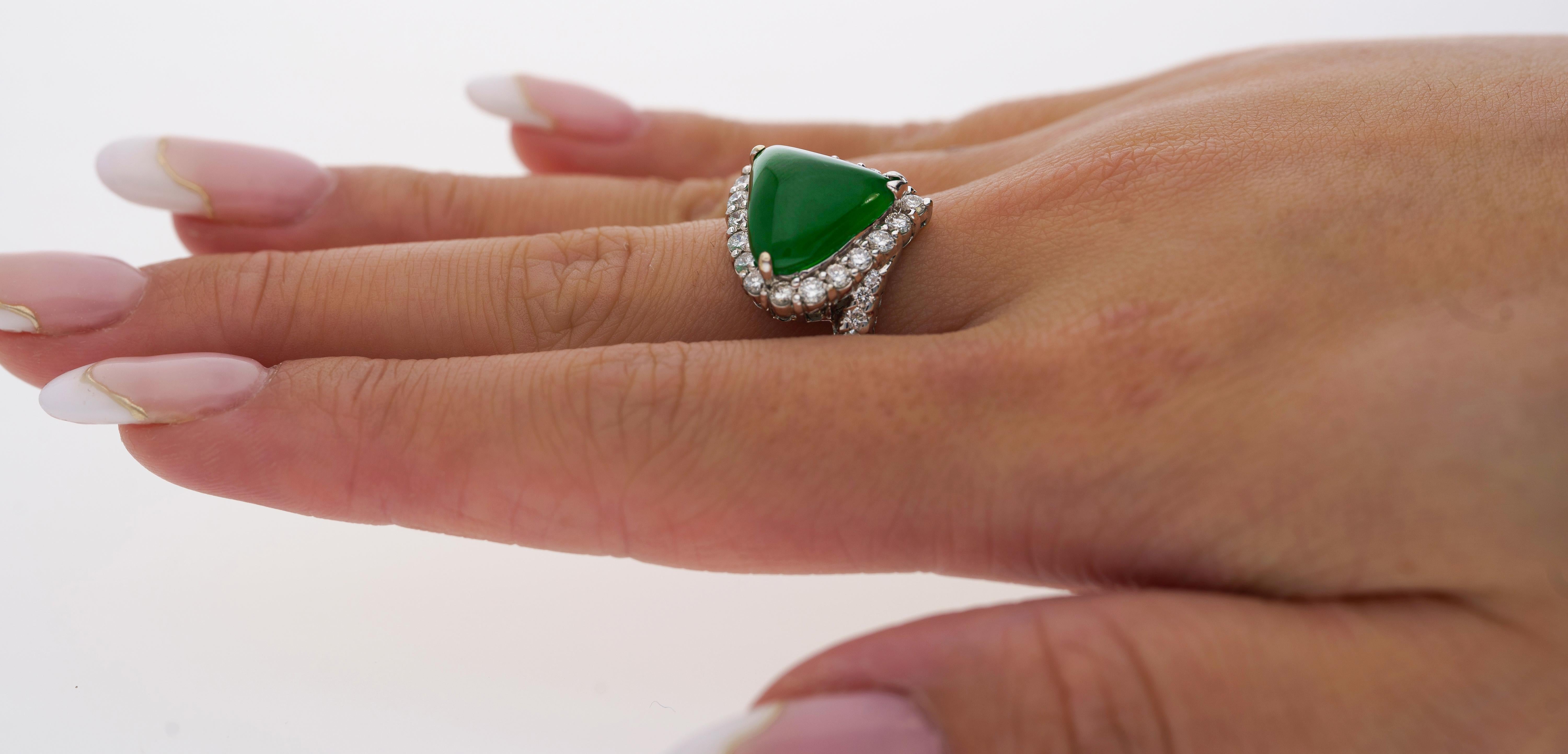 Bague de 18 carats avec jade de type A en forme de triangle en cabochon et halo de diamants en vente 2