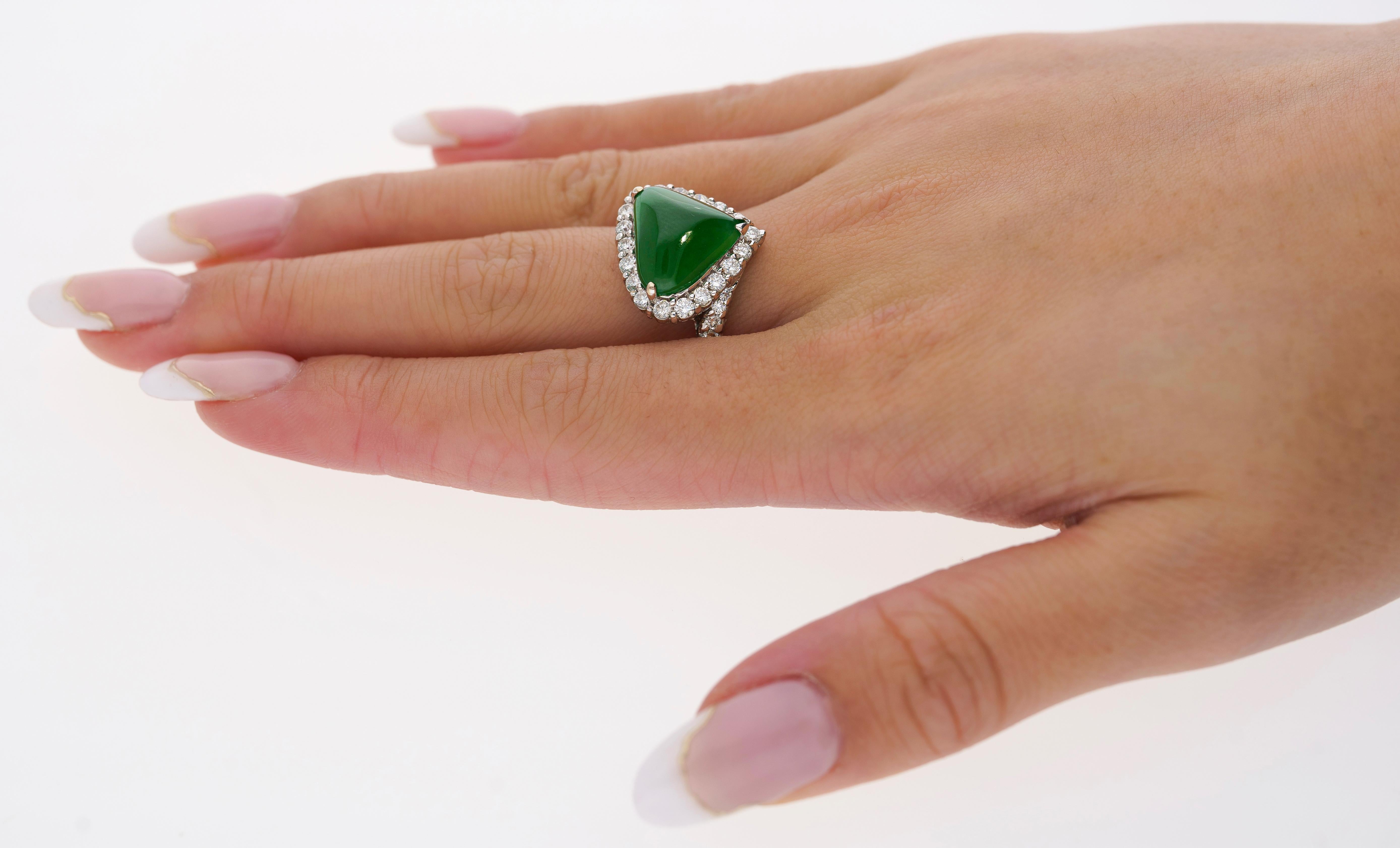 Bague de 18 carats avec jade de type A en forme de triangle en cabochon et halo de diamants en vente 3