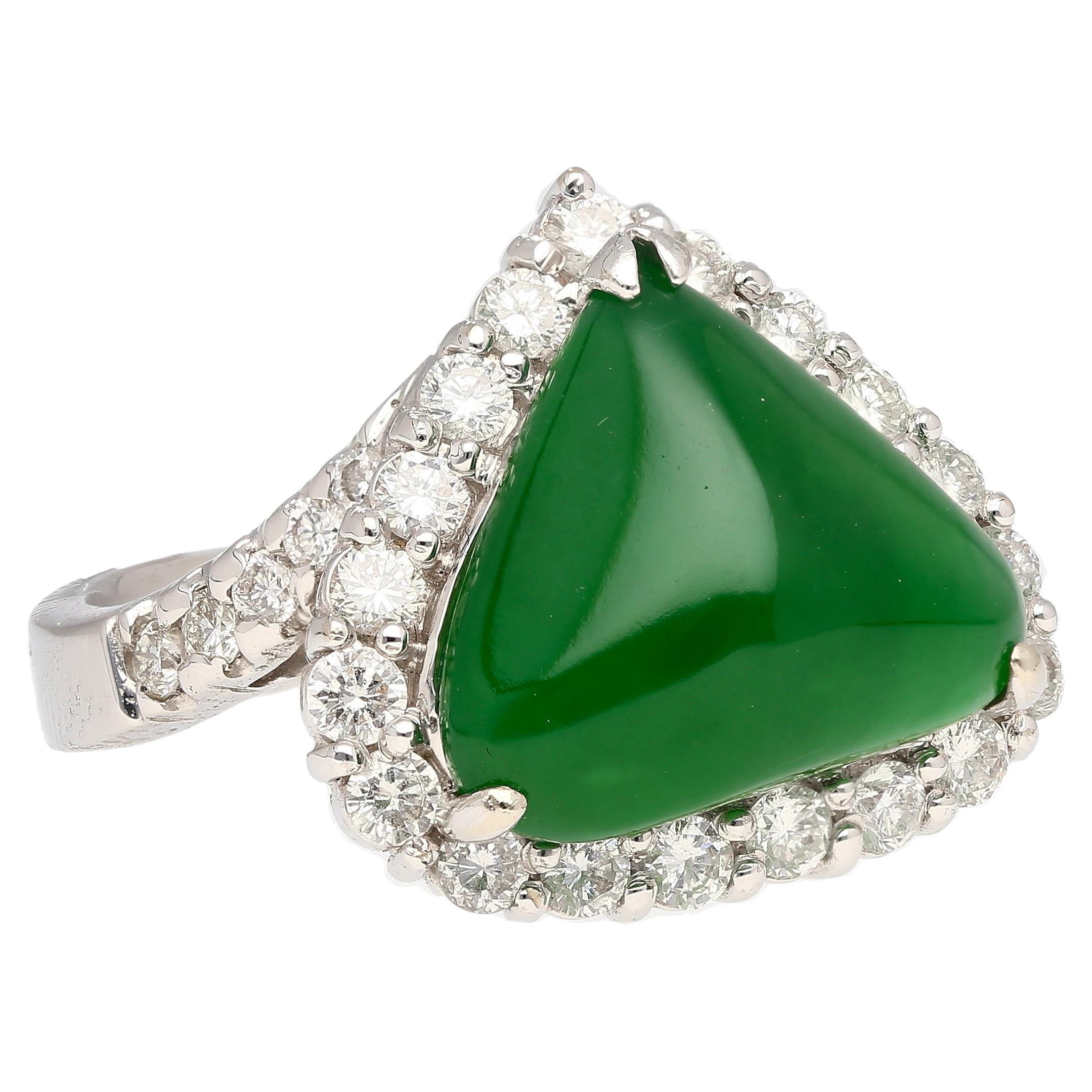 Bague de 18 carats avec jade de type A en forme de triangle en cabochon et halo de diamants en vente