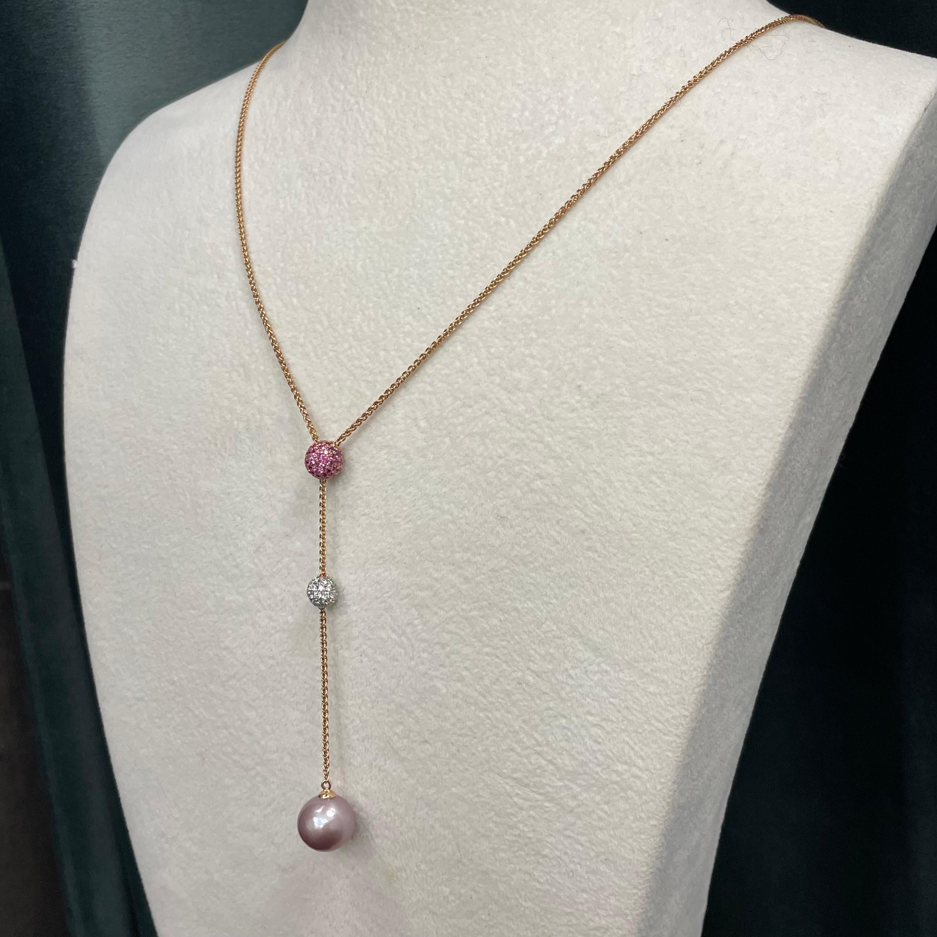 Eine schimmernde violette Süßwasserperle mit rosa Saphir und Diamantkugel baumelt elegant von einer Mittelstation in dieser außergewöhnlichen Damen-Halskette. Die Länge der Kette, die um den Hals geht, ohne den baumelnden Teil, ist mit 25,4 Zoll