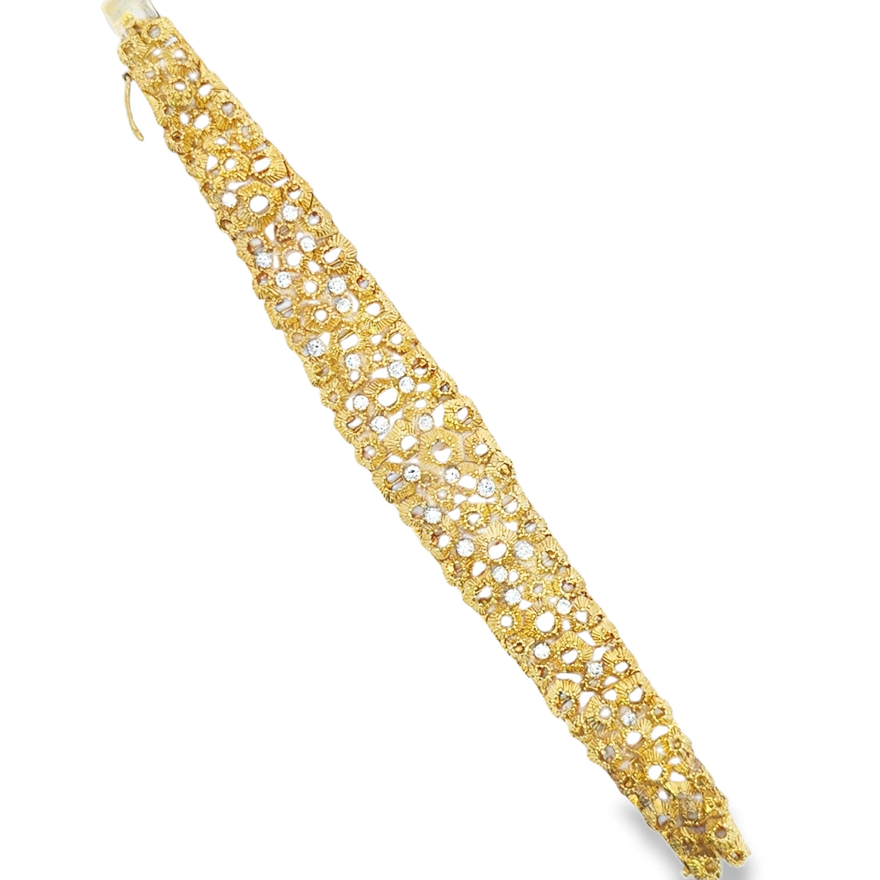Une démonstration étonnante d'artisanat complexe.

Cet élégant bracelet présente un treillis d'or jaune 18 carats texturé, orné de diamants blancs ronds totalisant 1,56 carats. Le design/One crée un jeu captivant d'ombres et de lumières, mettant en