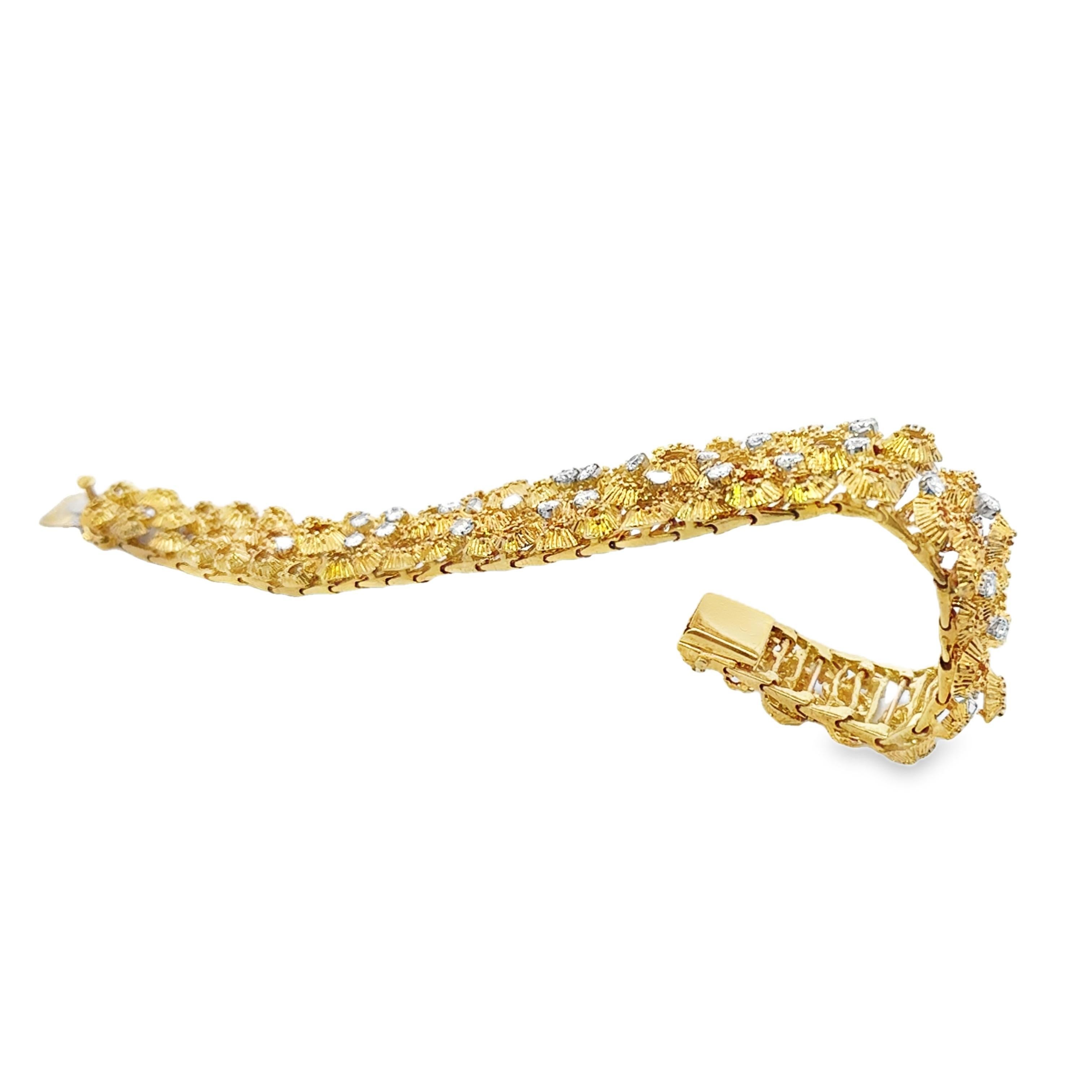Taille ronde 18KY  1970 Or texturé et diamant  Bracelet en vente
