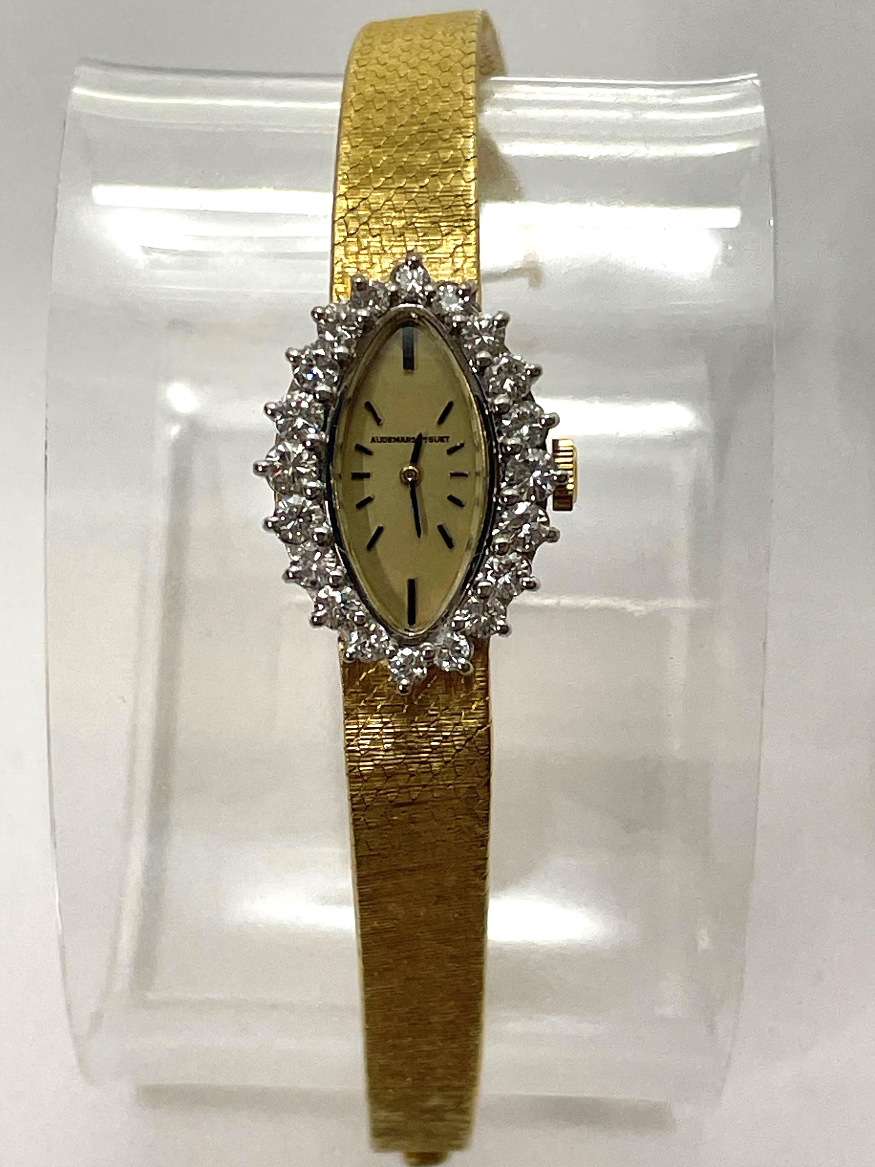 Superbe montre du designer Audemars Piguet !
Face ovale verticale entourée de 20 diamants ronds sertis.  
Poids total des diamants : environ 1,65 ct.
La face, y compris les diamants, mesure environ 24 mm x 17 mm.
Le bracelet en or jaune brossé 18