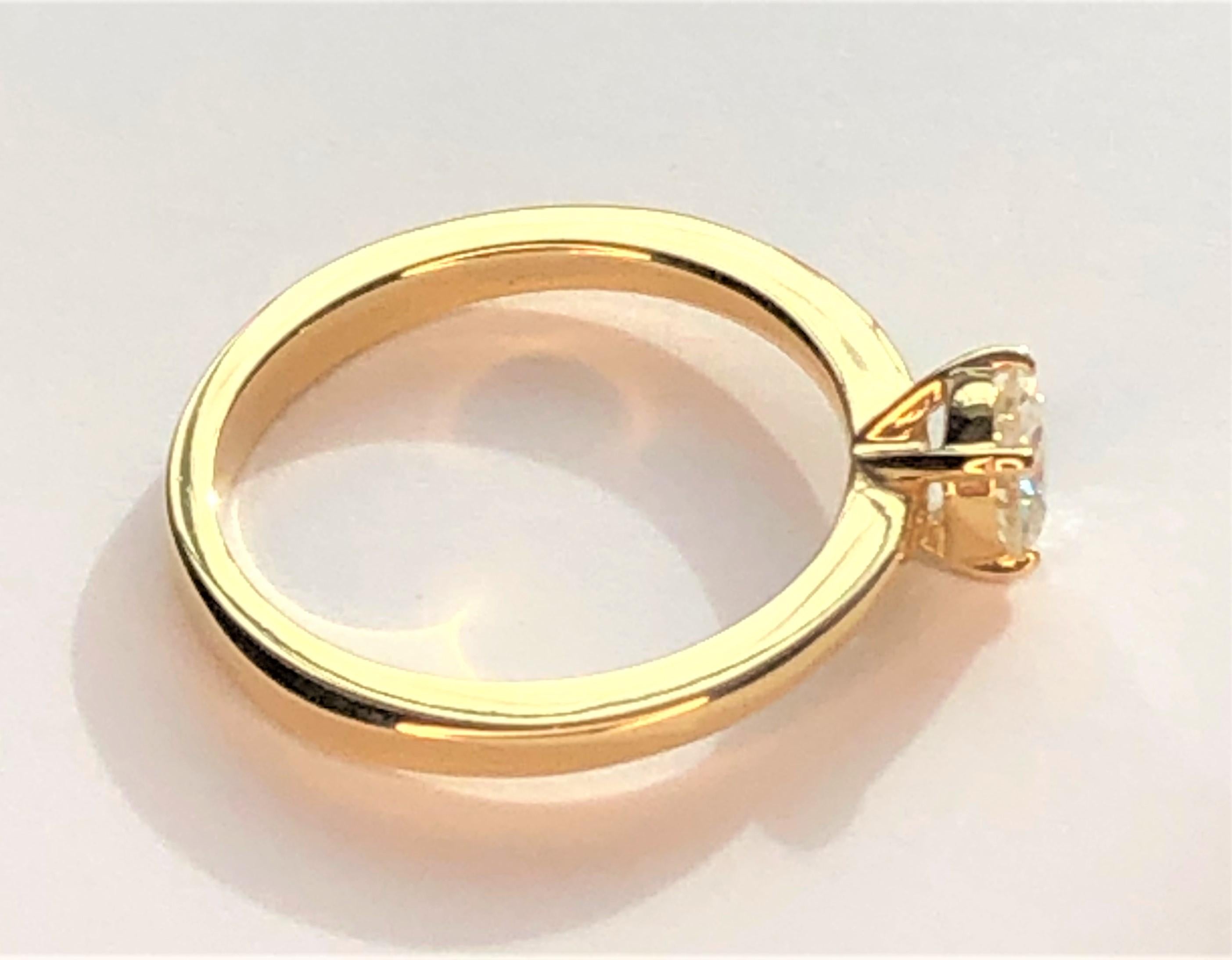 Solitär-Ring mit 18 Karat Diamant (Rundschliff) im Angebot