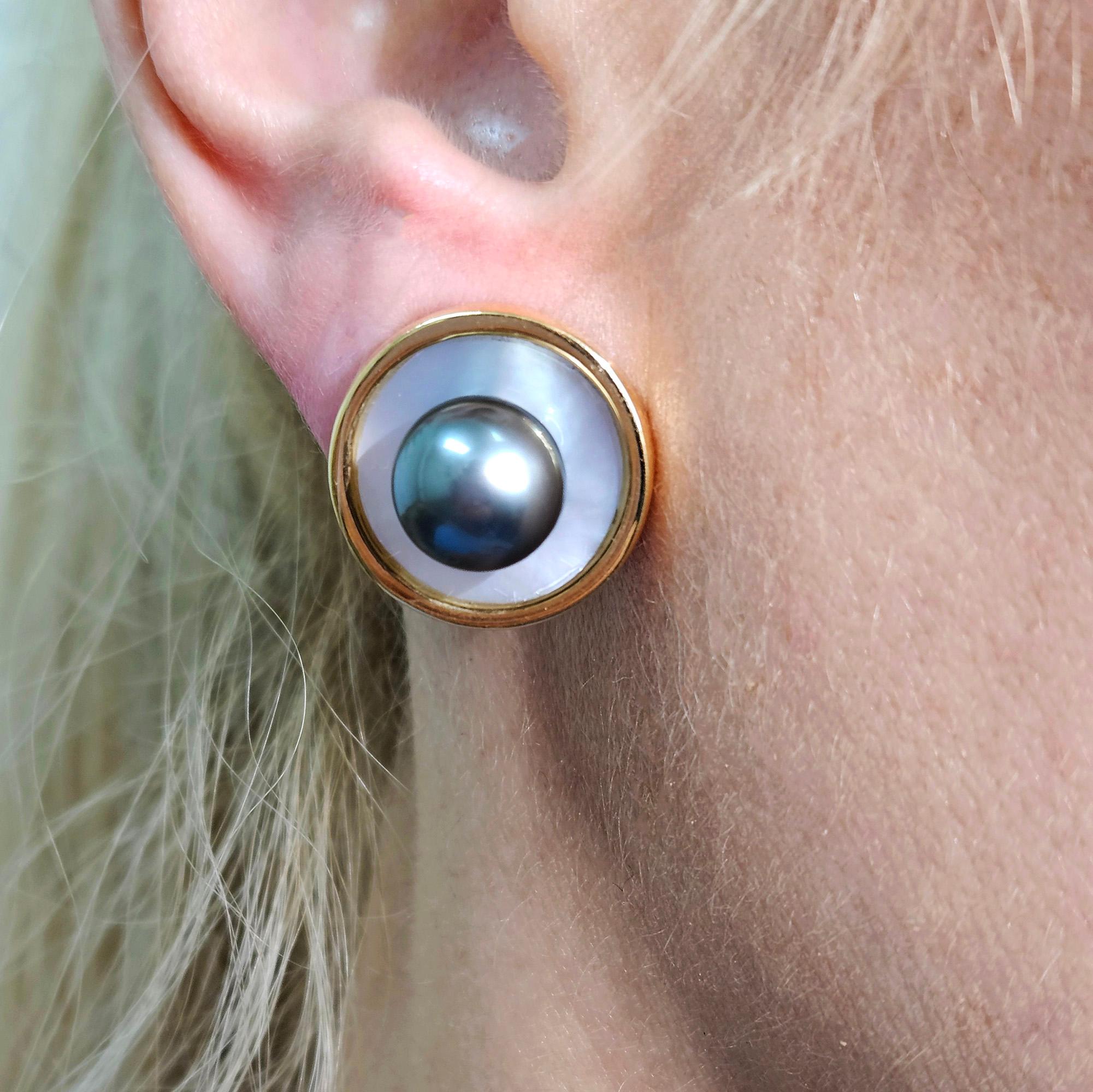 18KY Gold Tahitian & Mother of Pearl Post Omega Clip Button Vintage Earrings For Sale 1