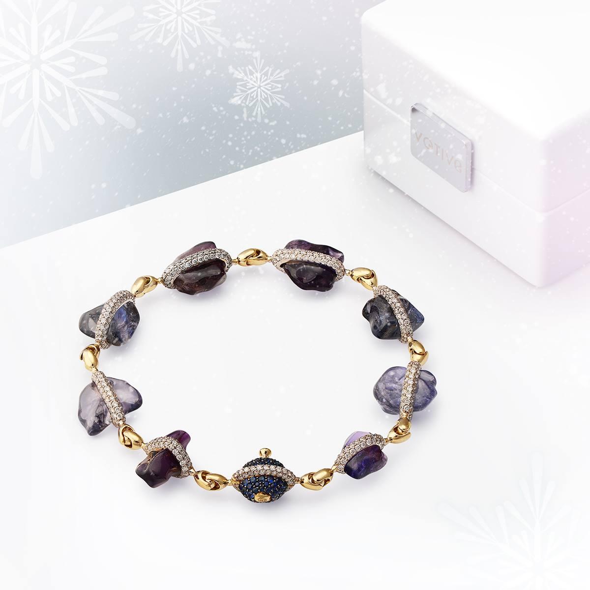 Introducing an extraordinary gem from the Organic Collection by VOTIVE – a bracelet that embodies the essence of natural beauty and exquisite craftsmanship. This distinctive piece boasts uncut yet meticulously polished blue sapphires in an array of