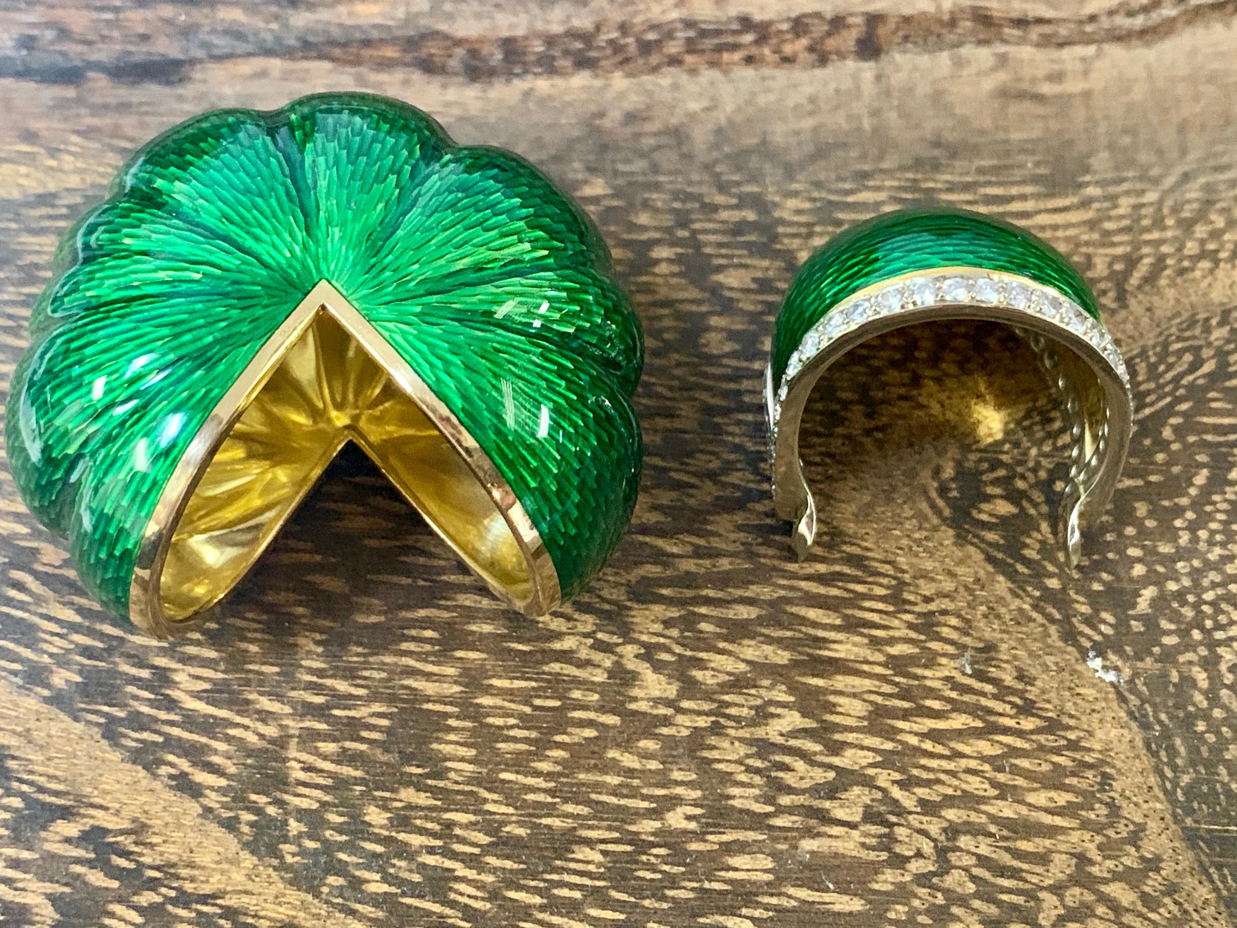 18 Karat Yellow Green Enamel and Diamond Shell Shaped Pill Box In Fair Condition For Sale In San Diego, CA