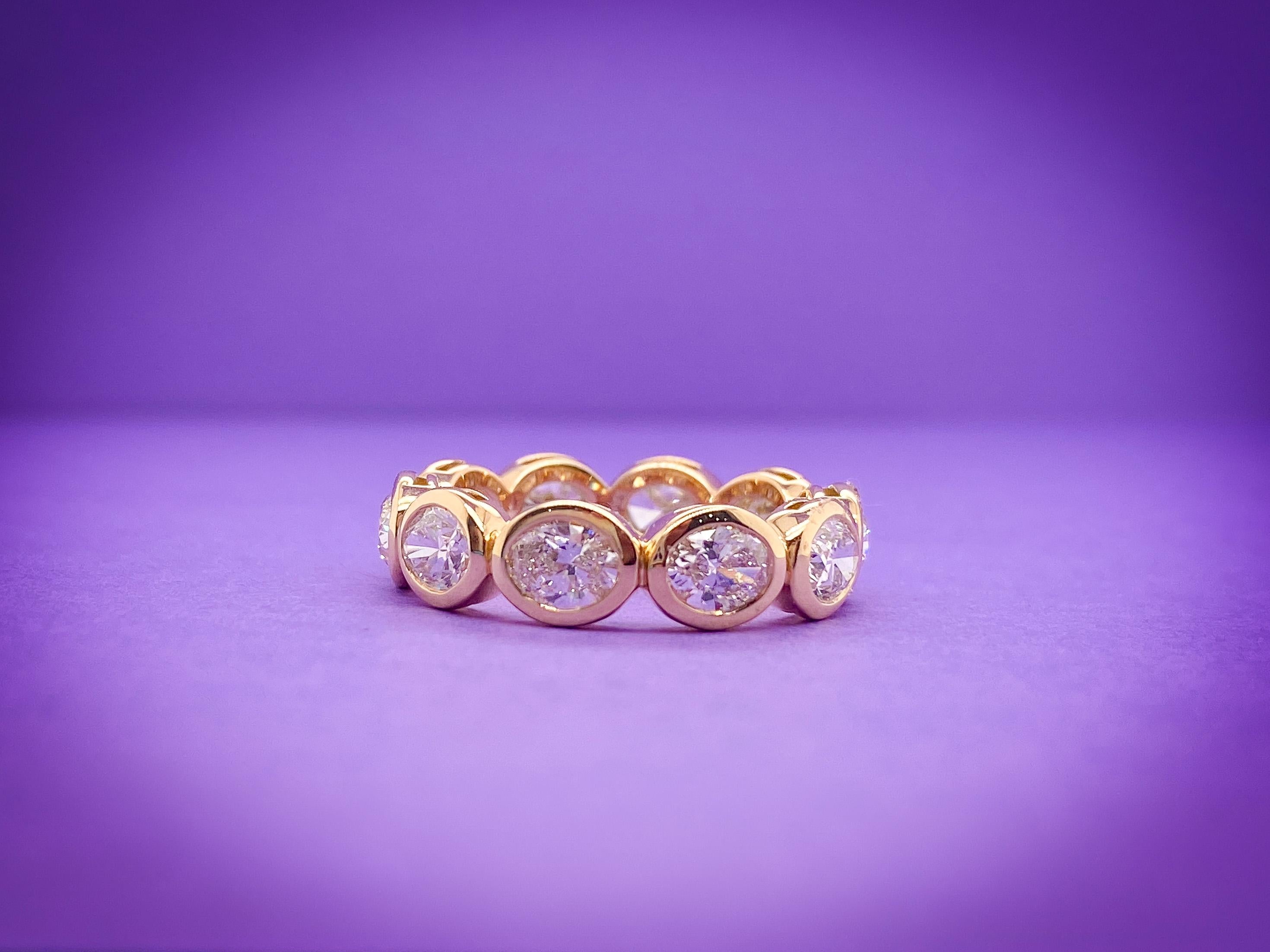 Dieses ovale, horizontale Band besteht aus 10 ovalen Diamanten mit einem Gesamtkaratgewicht von 2,95. Die Steine sind F Farbe, VS-SI Klarheit, in einer Lünettenfassung. Der Ring ist in 18K Gelb in einer Fingergröße 6,5 gefasst. 

Benötigen Sie eine