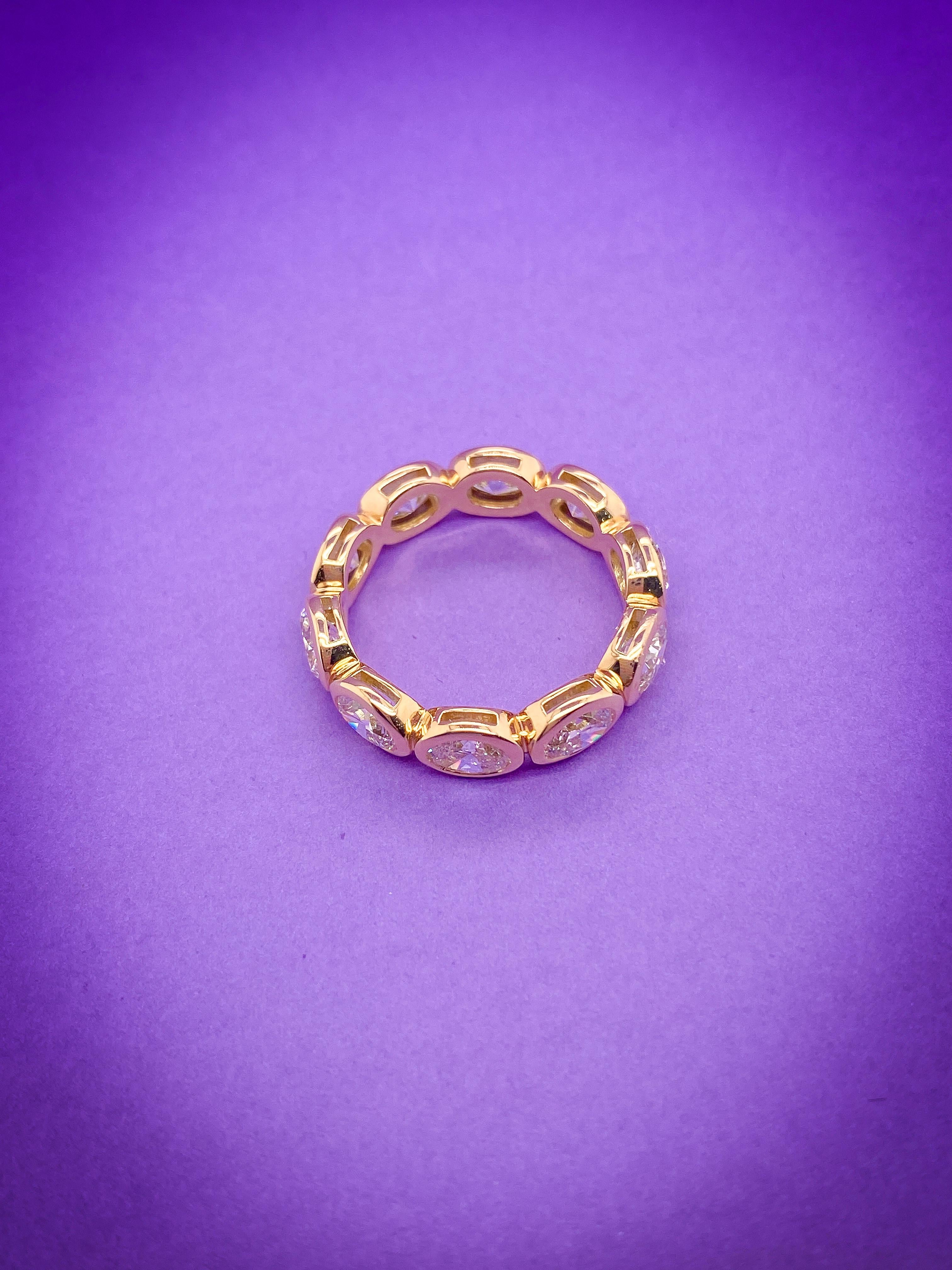 Ovaler horizontaler Diamant-Eternity-Ring aus 18KY  (Ovalschliff) im Angebot