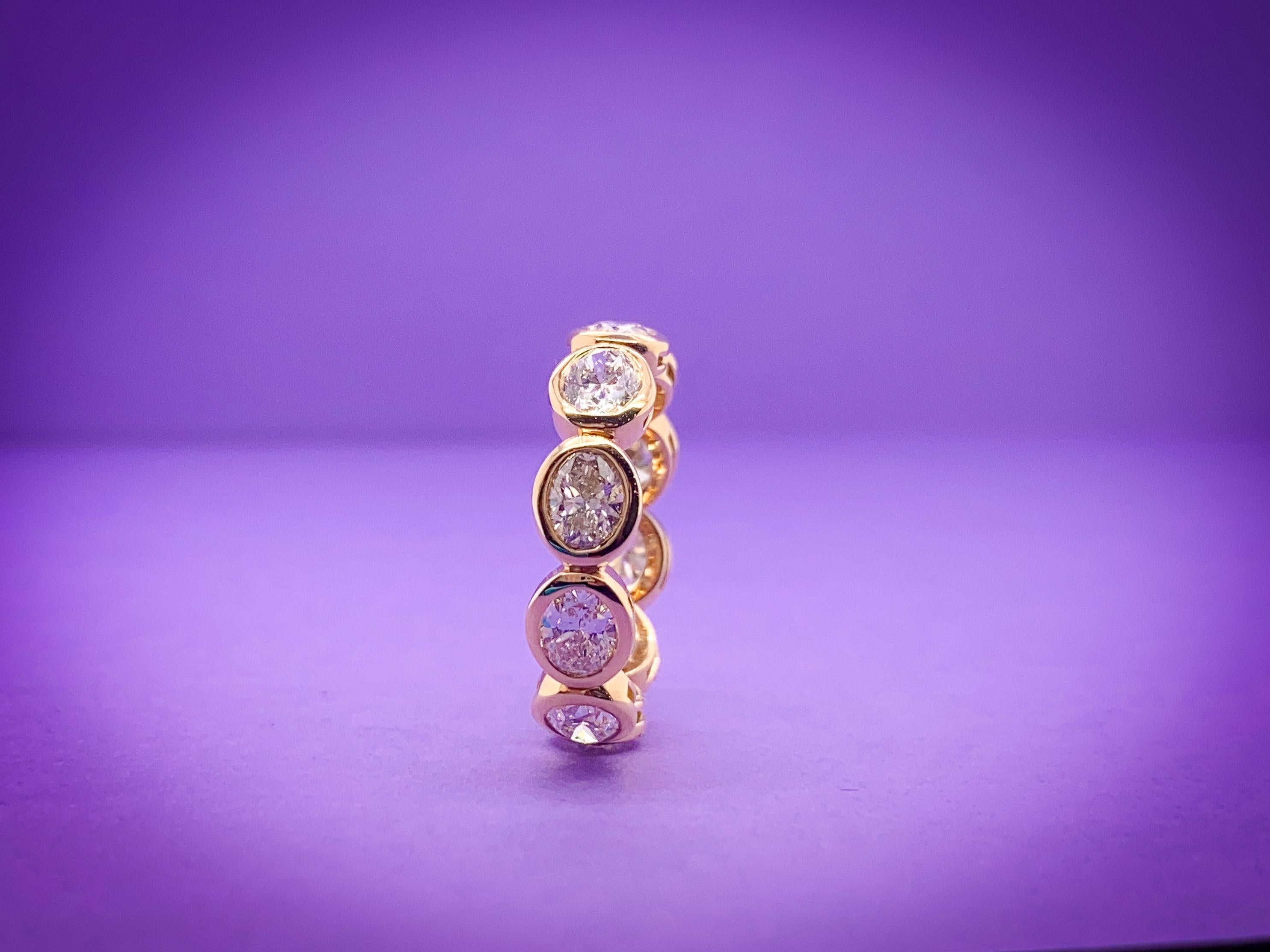 Ovaler horizontaler Diamant-Eternity-Ring aus 18KY  im Zustand „Neu“ im Angebot in Cedarhurst, NY