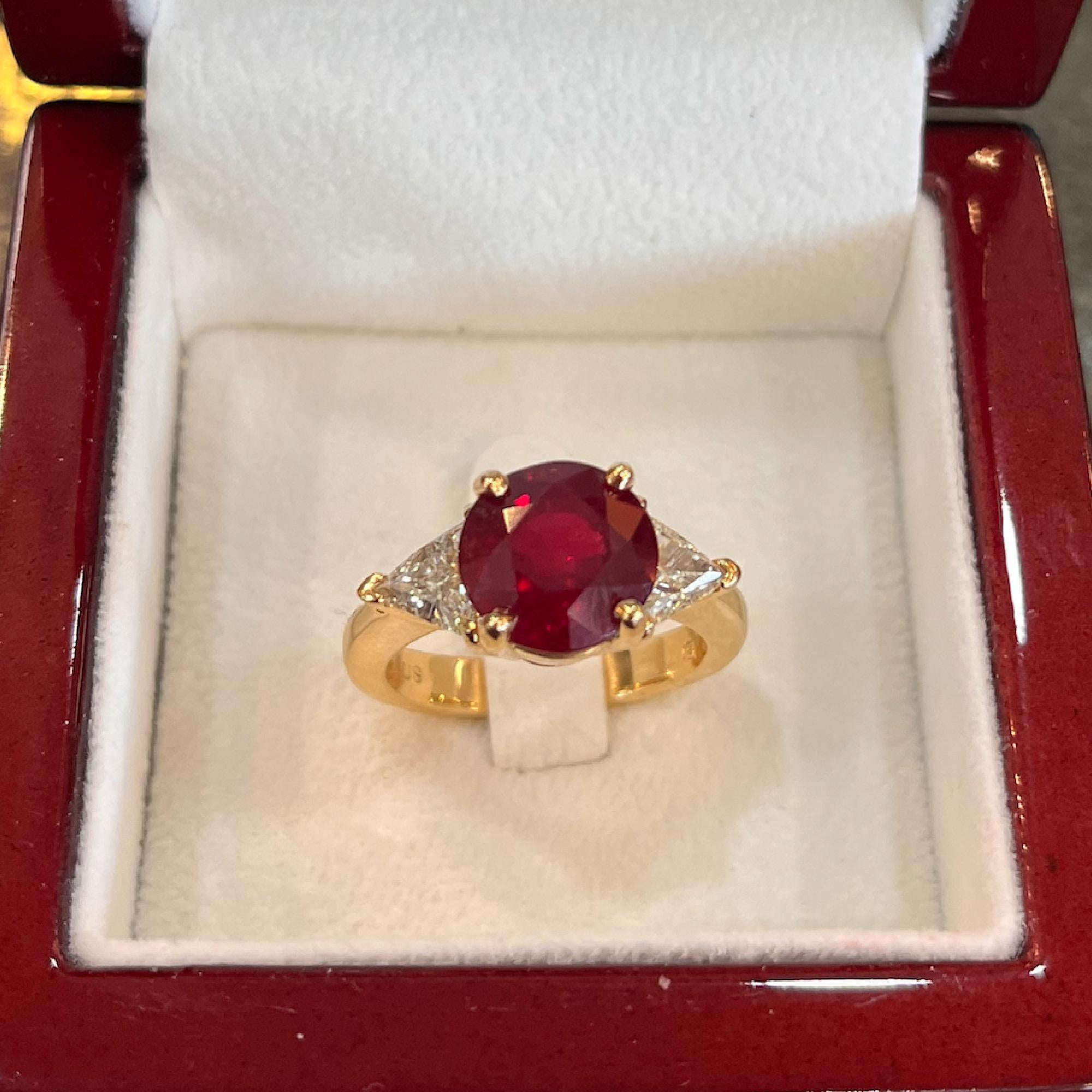 Contemporary 18kt Yellow Gold No Heat 4.85cts Ruby and Diamond 3 Stone Ring For Sale