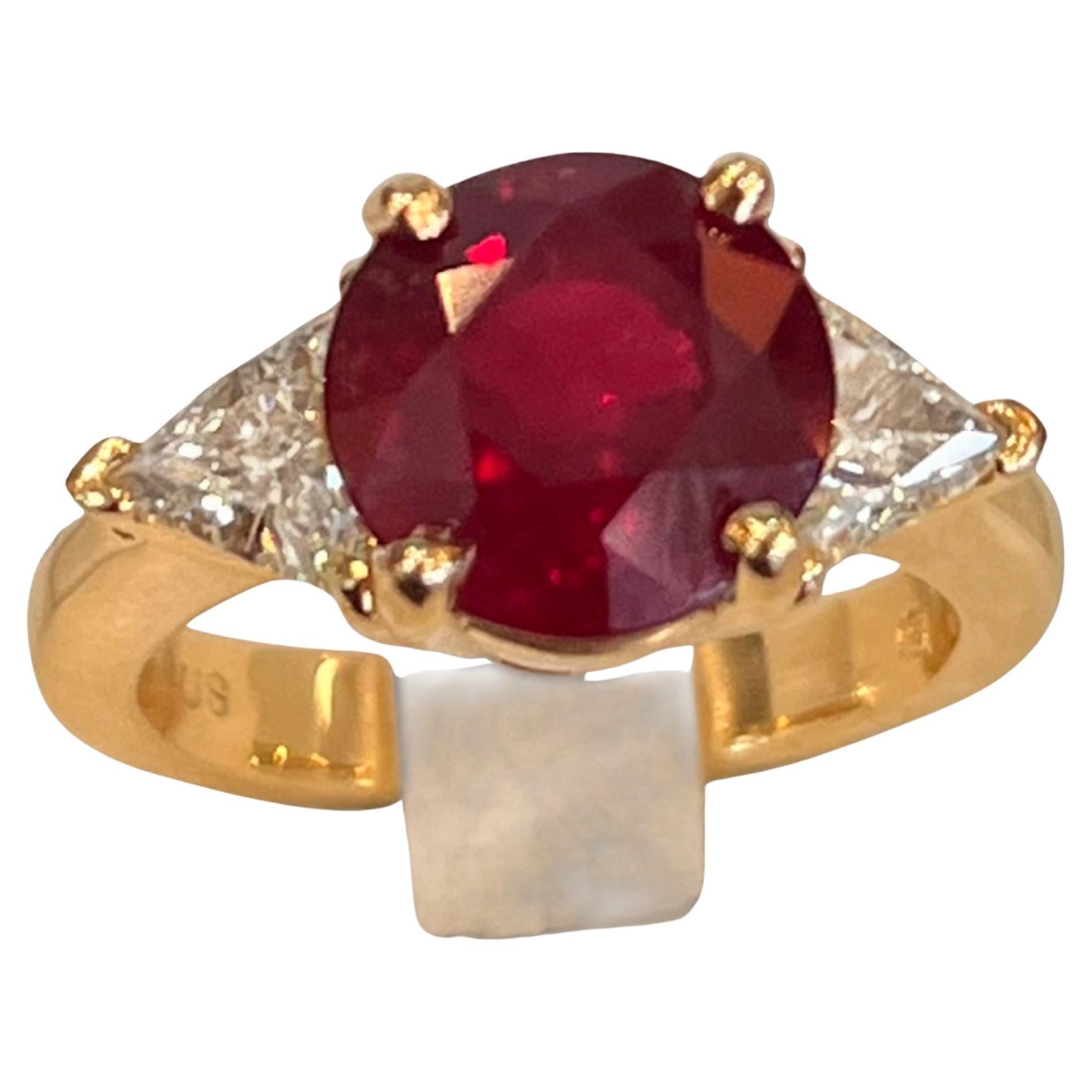 18 Karat Gelbgold Ring mit 3 Steinen, unbehandelt, 4,85 Karat Rubin und Diamant im Angebot