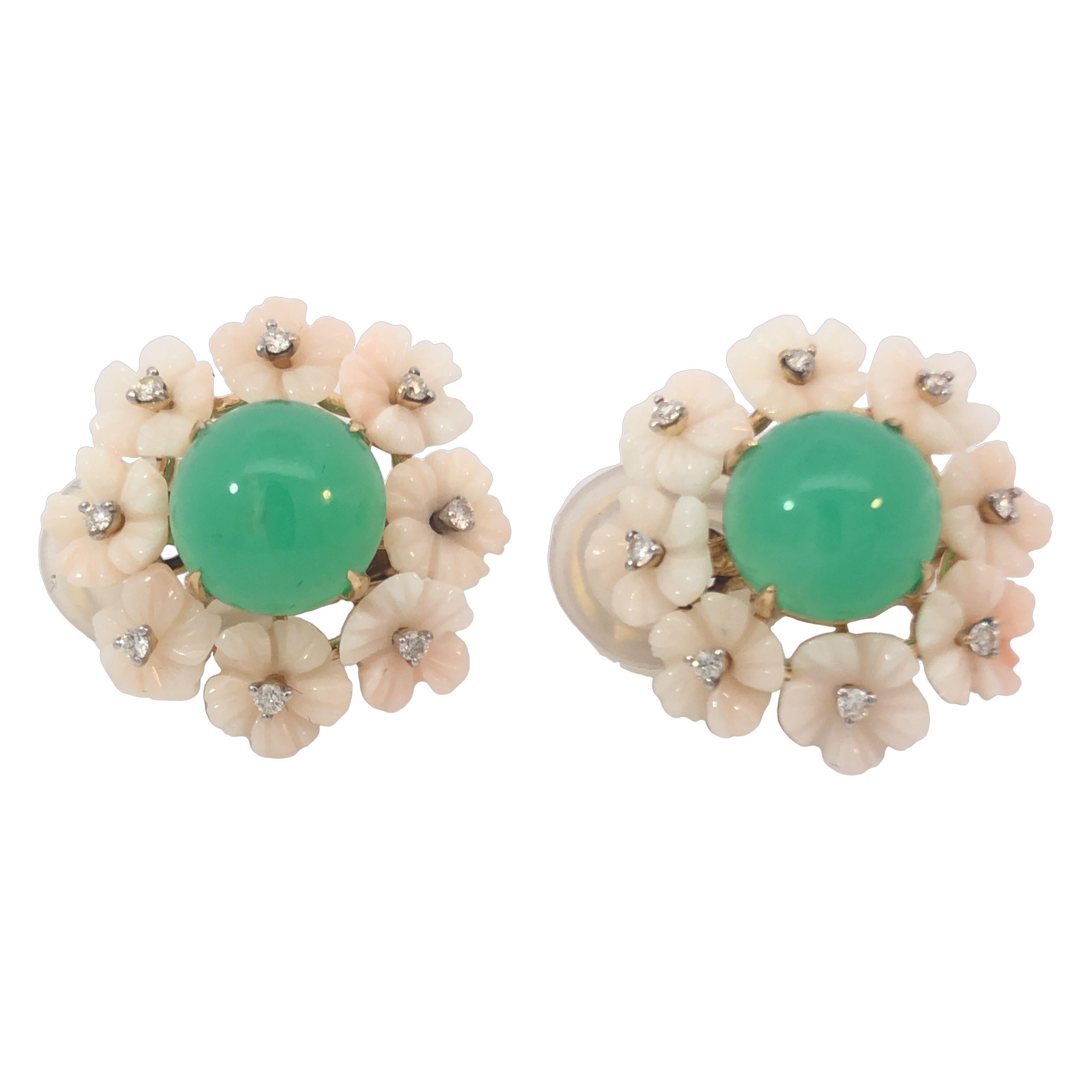 da uomo o donna Fermagli per orecchie con crisofrasio cabochon 18KYG e fiore di corallo rosa chiaro in vendita