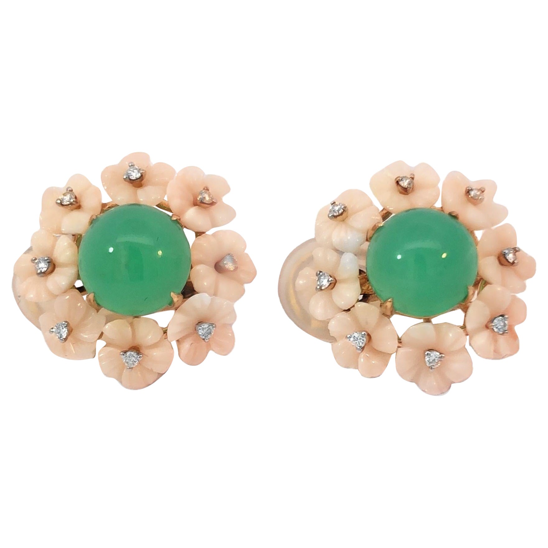 Clips d'oreilles en Chrysophrase Cabochon 18KYG et Fleur en Corail Rose Light