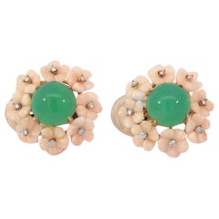 Clips d'oreilles en Chrysophrase Cabochon 18KYG et Fleur en Corail Rose Light