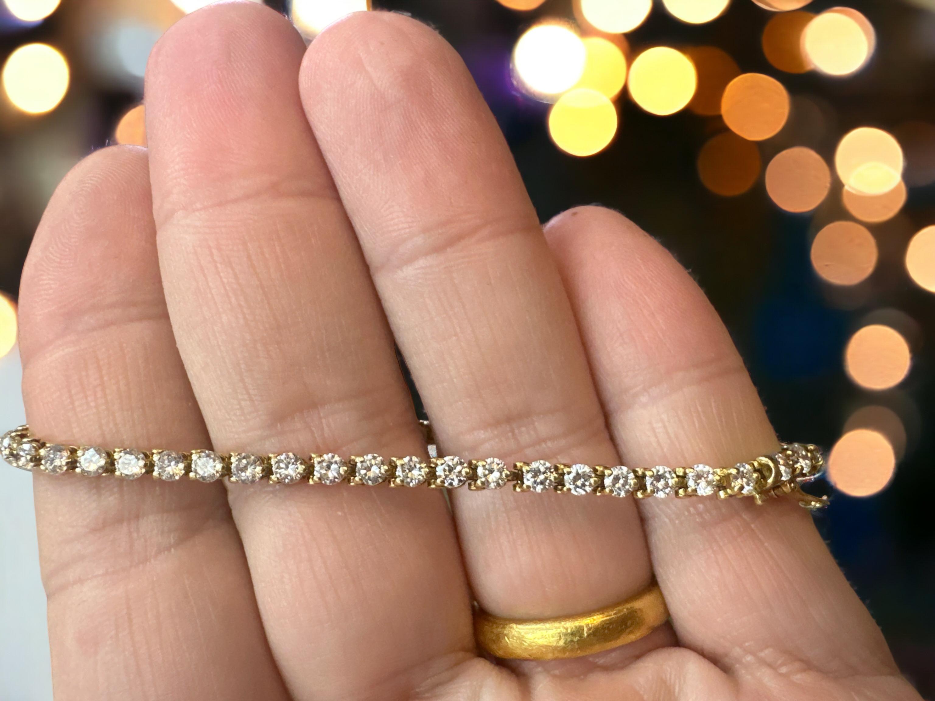 Nous vous proposons un magnifique bracelet de tennis en or jaune 18 carats, orné de diamants, datant des années 1980, un véritable chef-d'œuvre de luxe et d'élégance. Ce bijou exquis dégage une sophistication intemporelle et ne manquera pas de