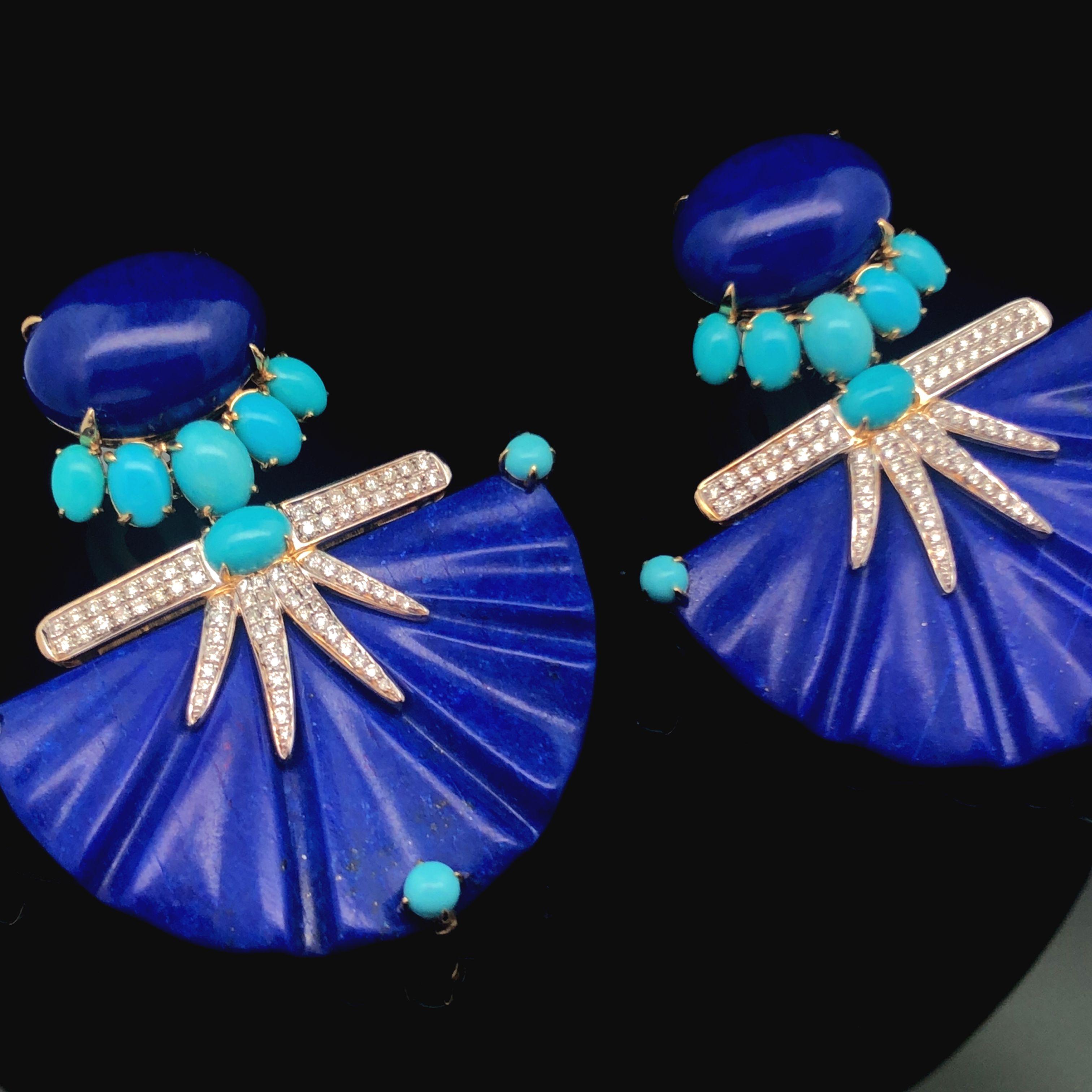 The 18K yellow gold earring features a single cabochon lapis that suspends a ribbed fan-style lapis, accented with cabochon turquoise and diamonds. This intricate design offers a unique and eye-catching aesthetic that is sure to stand out. The