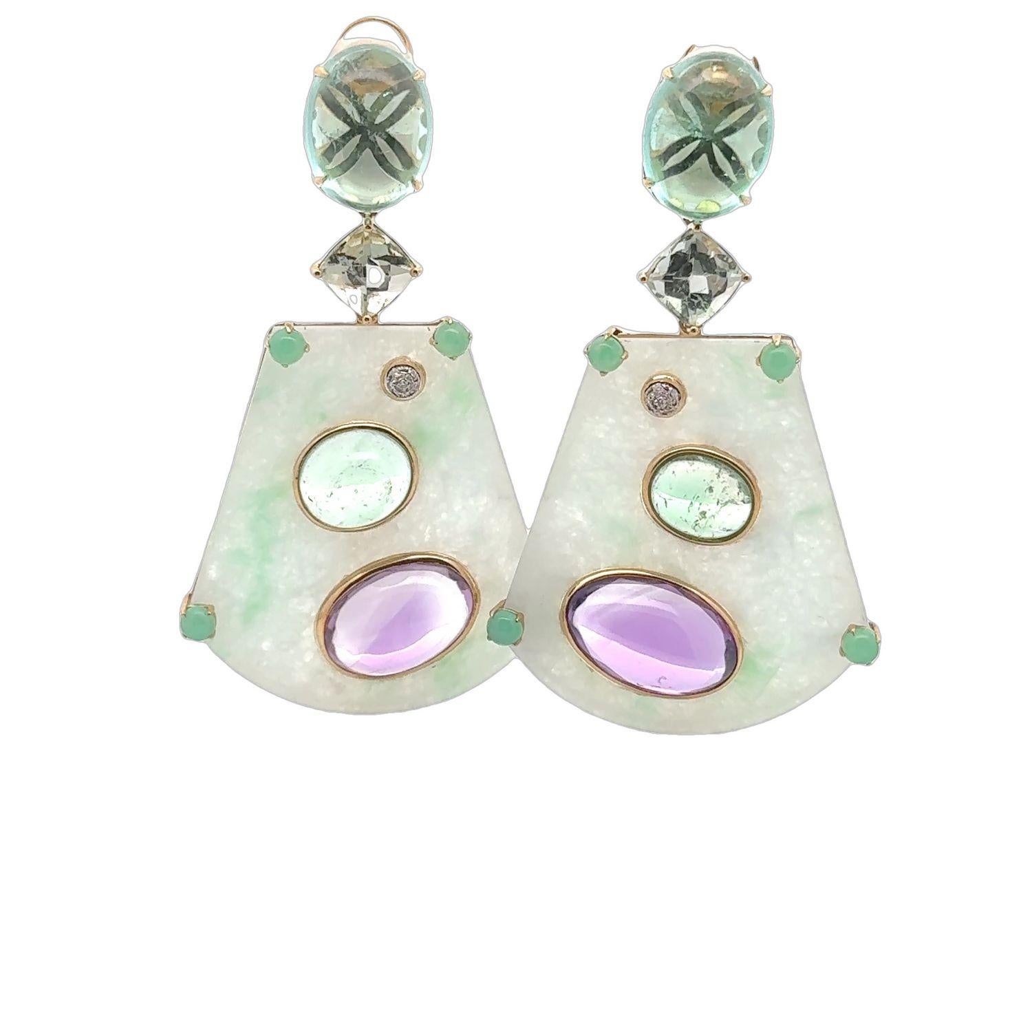 Erhöhen Sie Ihren Stil mit diesen atemberaubenden 18KYG Multi-Halbedelstein-Ohrringen. Mit ihrer kühnen und schönen Mischung aus Jade, Amethyst, Chrysopras, Fluorit und Diamanten ziehen diese Ohrringe die Blicke auf sich, wohin Sie auch gehen.

3