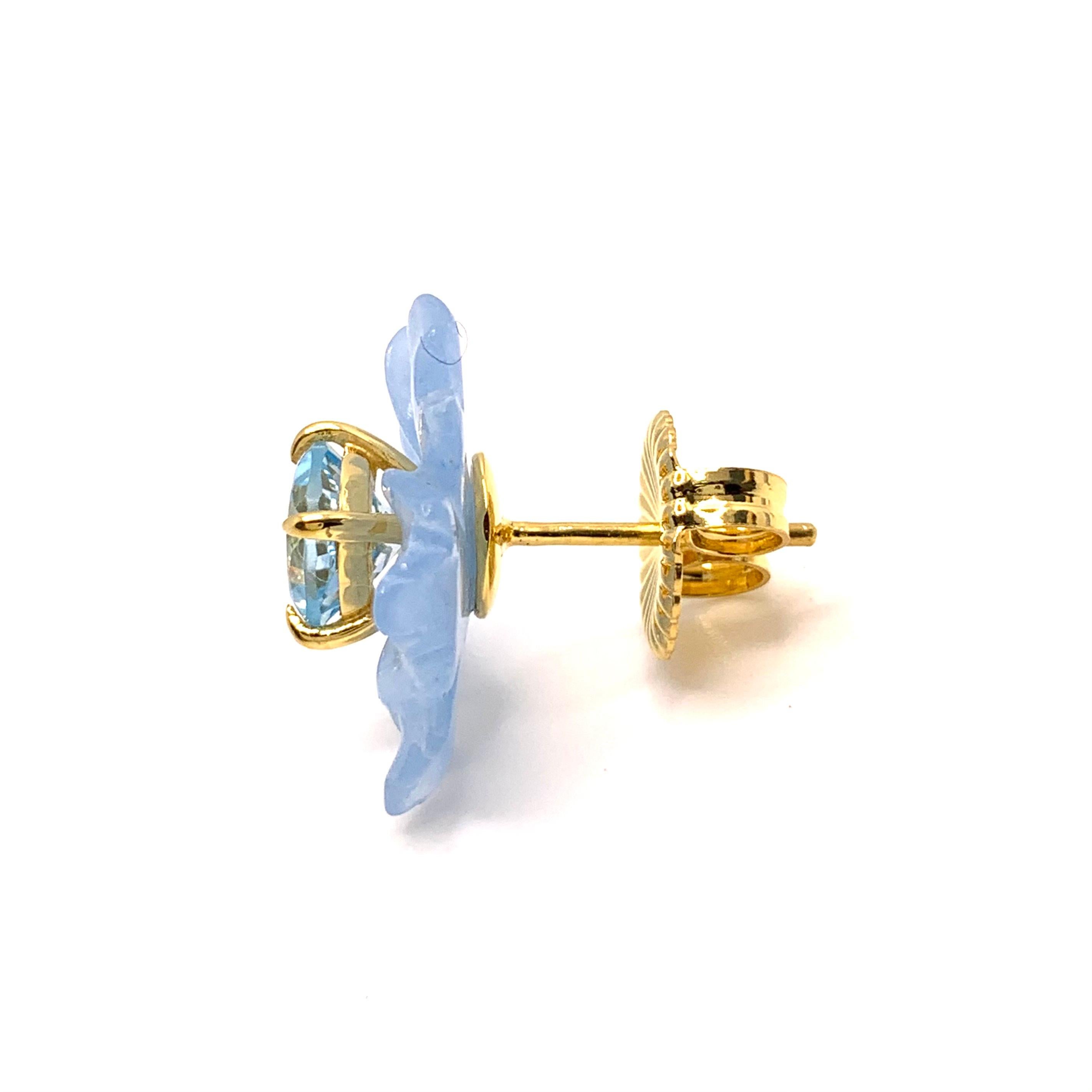 Boucles d'oreilles 18mm en Vermeil avec fleur de quartzite bleue sculptée et topaze bleue en coussin Pour femmes en vente