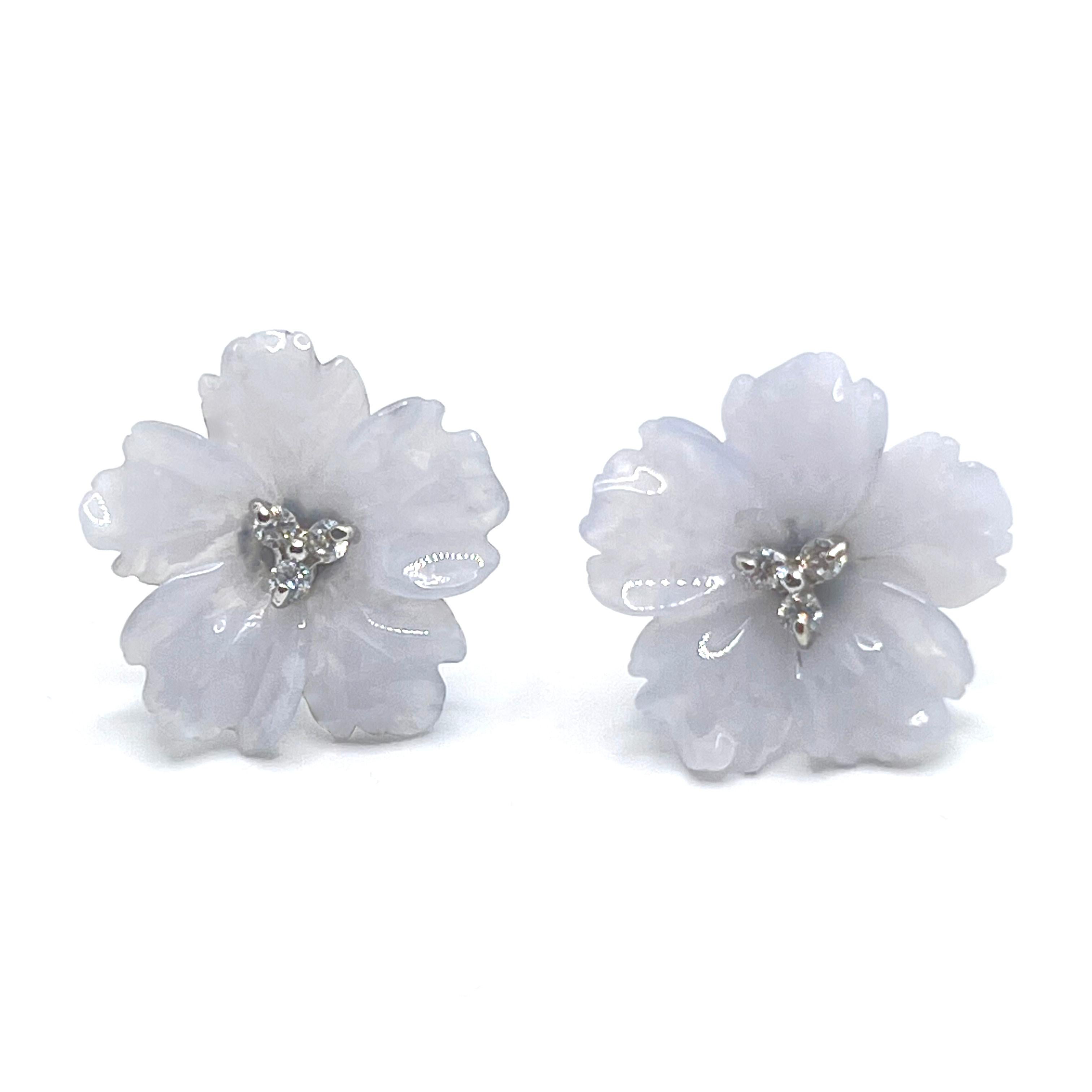 Elegant 18mm Carved Chalcedony Flower Earrings

This gorgeous pair of earrings features 18mm periwinkle blue chalcedony carved into beautiful 3D flower, adorned with round simulated diamonds in the center, handset in platinum rhodium plated sterling