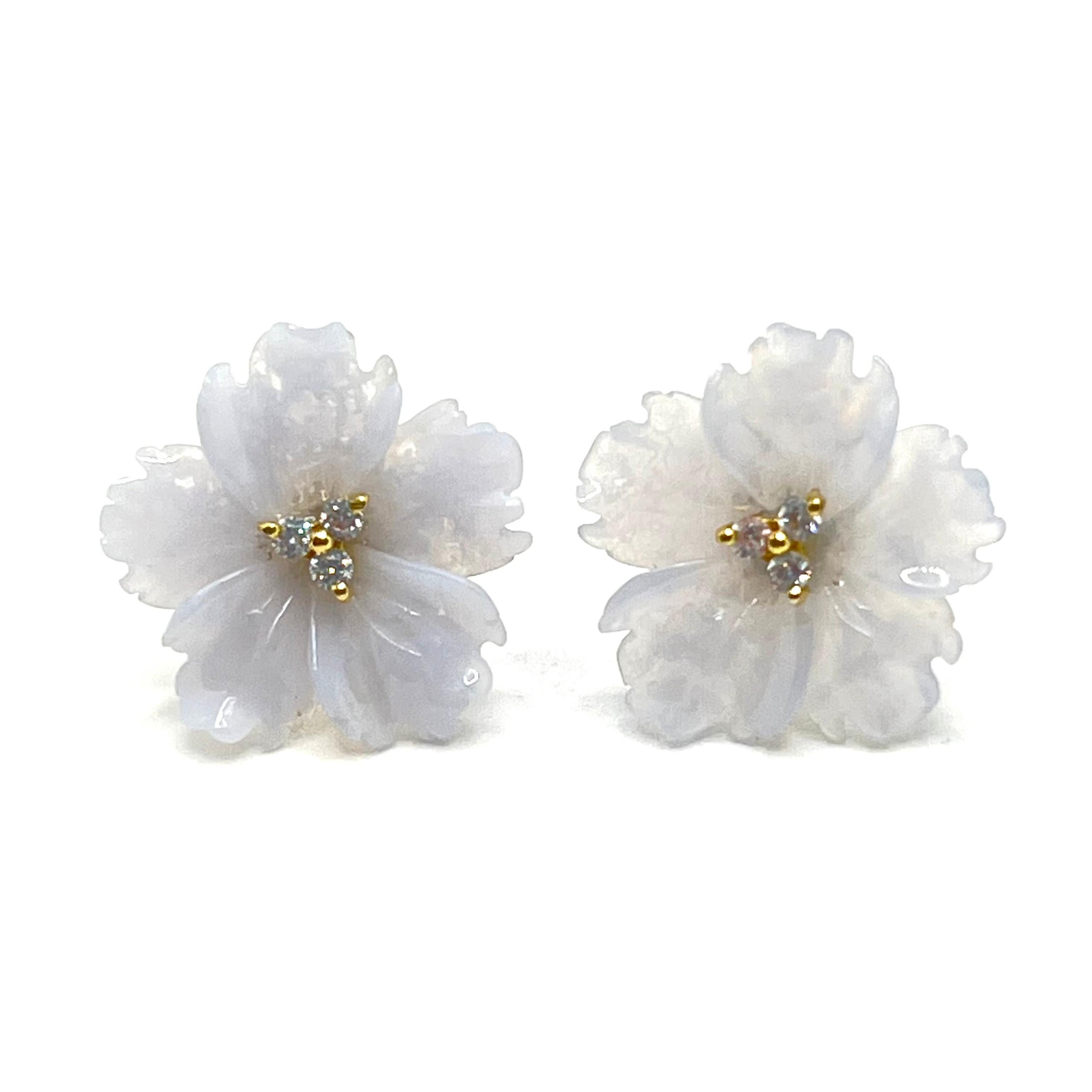 Elegant 18mm Carved Chalcedony Flower Earrings

This gorgeous pair of earrings features 18mm periwinkle blue chalcedony carved into beautiful 3D flower, adorned with round simulated diamonds in the center, handset in 18k yellow gold vermeil over
