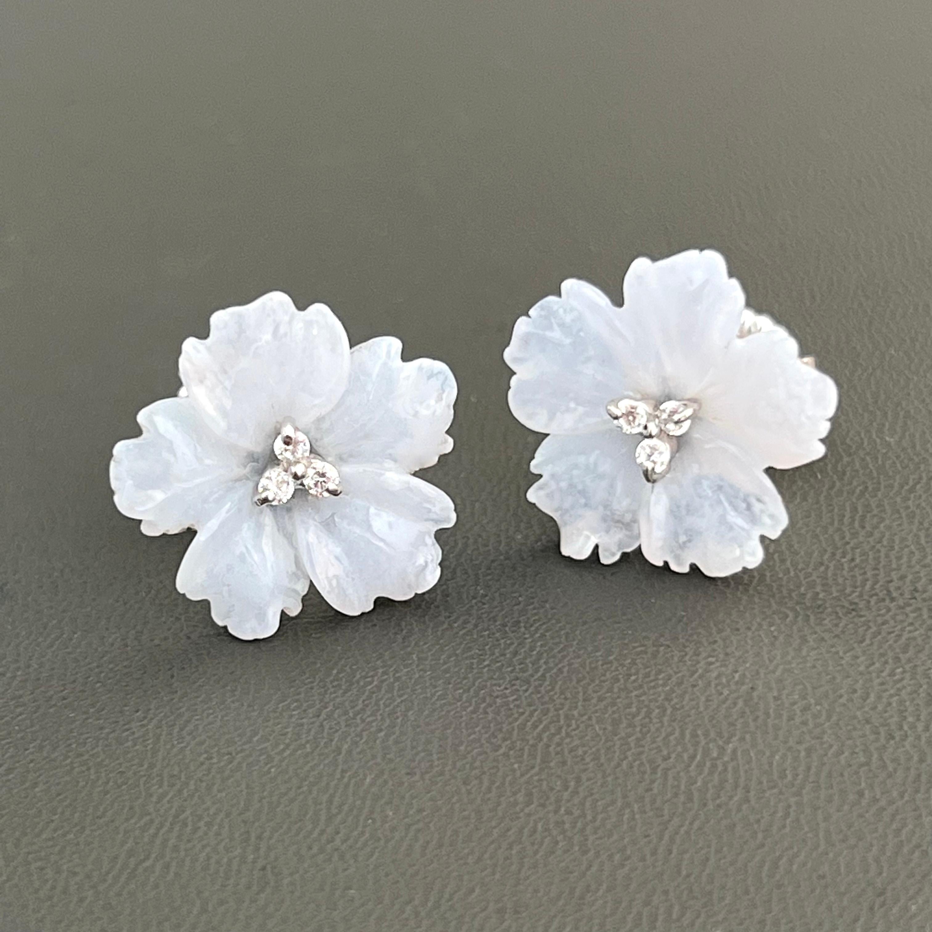 18mm Carved Chalcedony Flower Earrings In New Condition For Sale In Los Angeles, CA