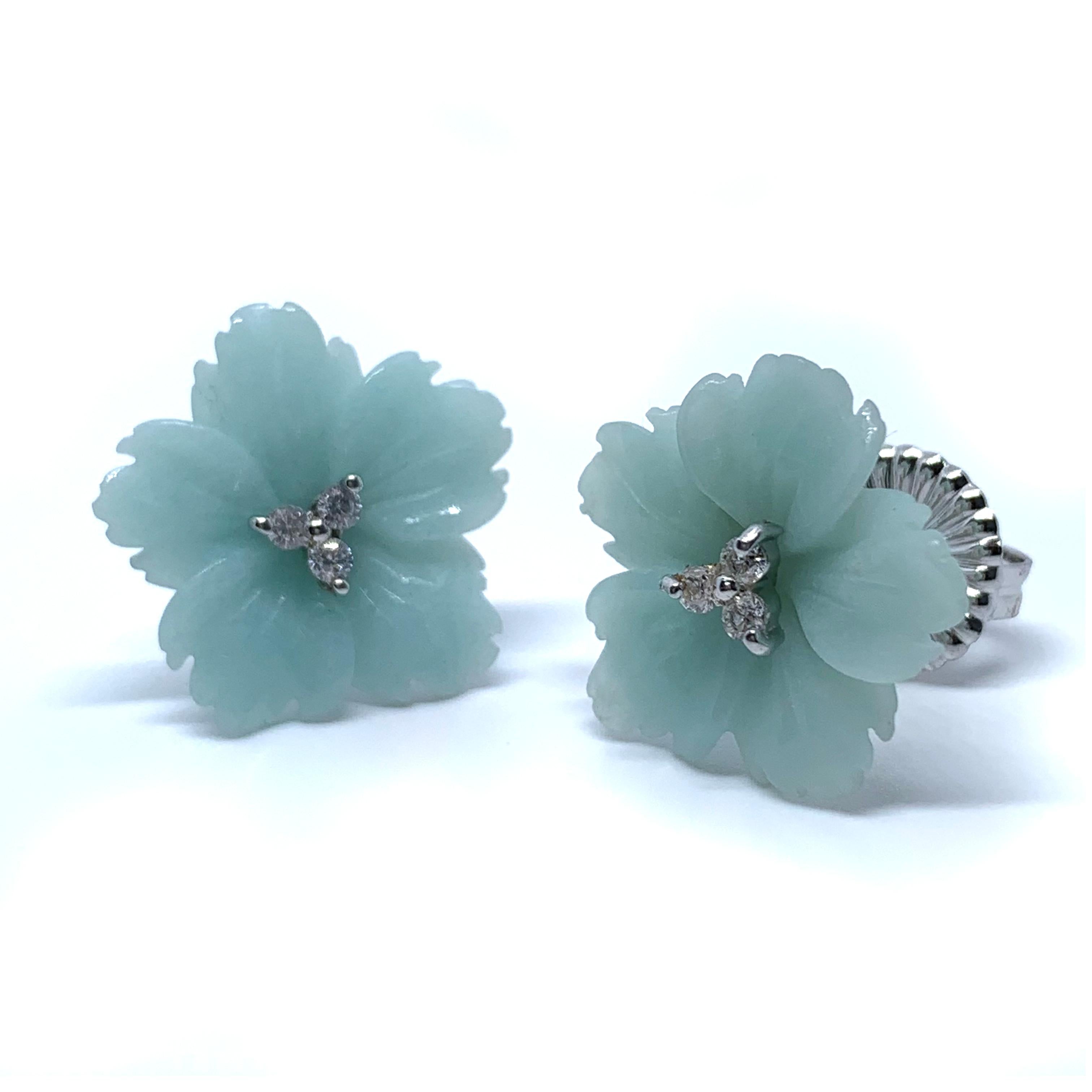 Elegant 18mm Carved Green Quartzite Flower Sterling Silver Earrings

This earrings features 2 pieces of 18mm green quartzite carved into beautiful three dimension flower, adorned with round simulated diamond, handset in platinum rhodium plated