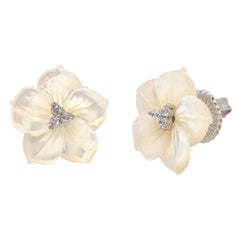 Pendientes de plata de ley Flor de nácar tallada de 18 mm
