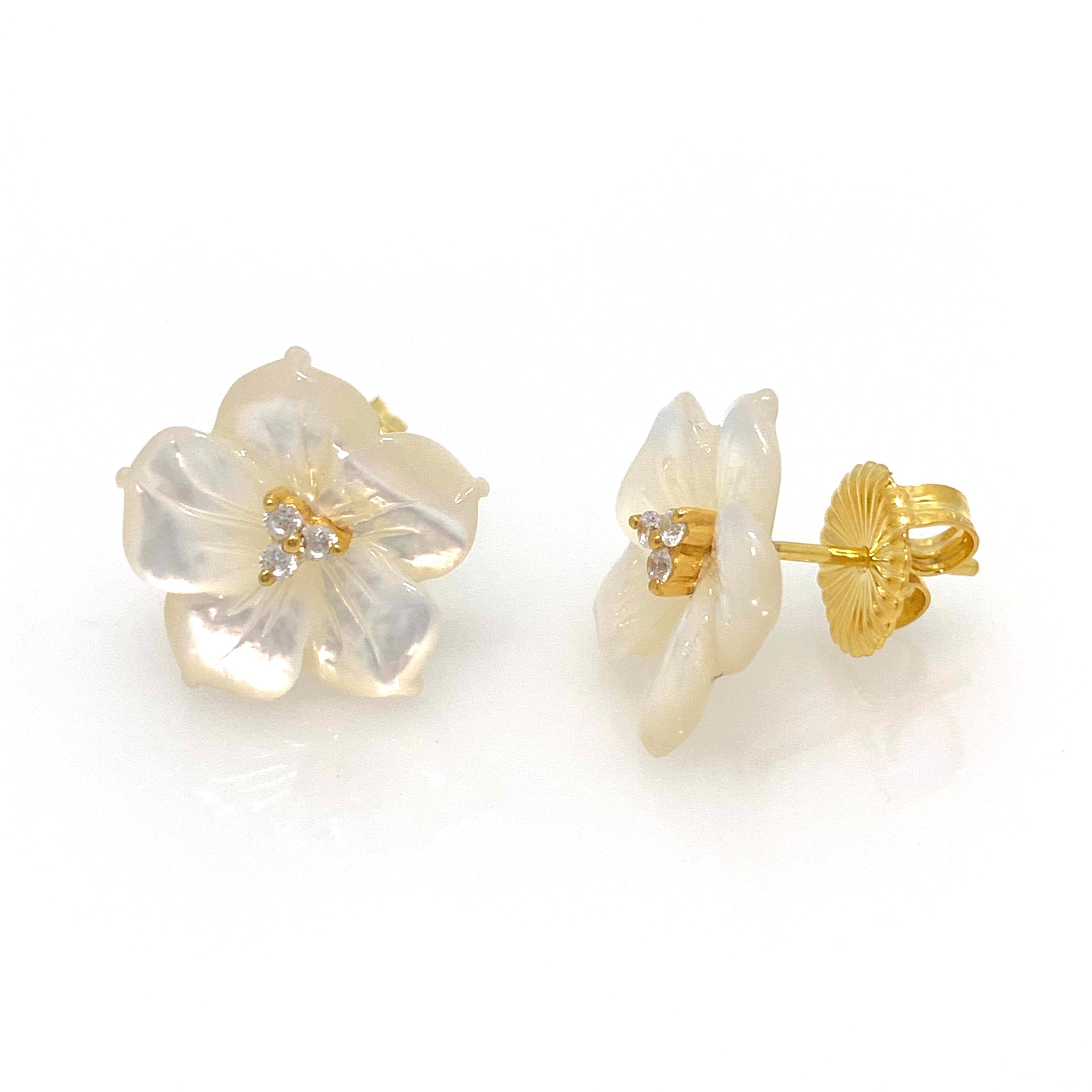 18 mm geschnitzte Perlmutt-Blumen-Vermeil-Ohrringe (Zeitgenössisch) im Angebot
