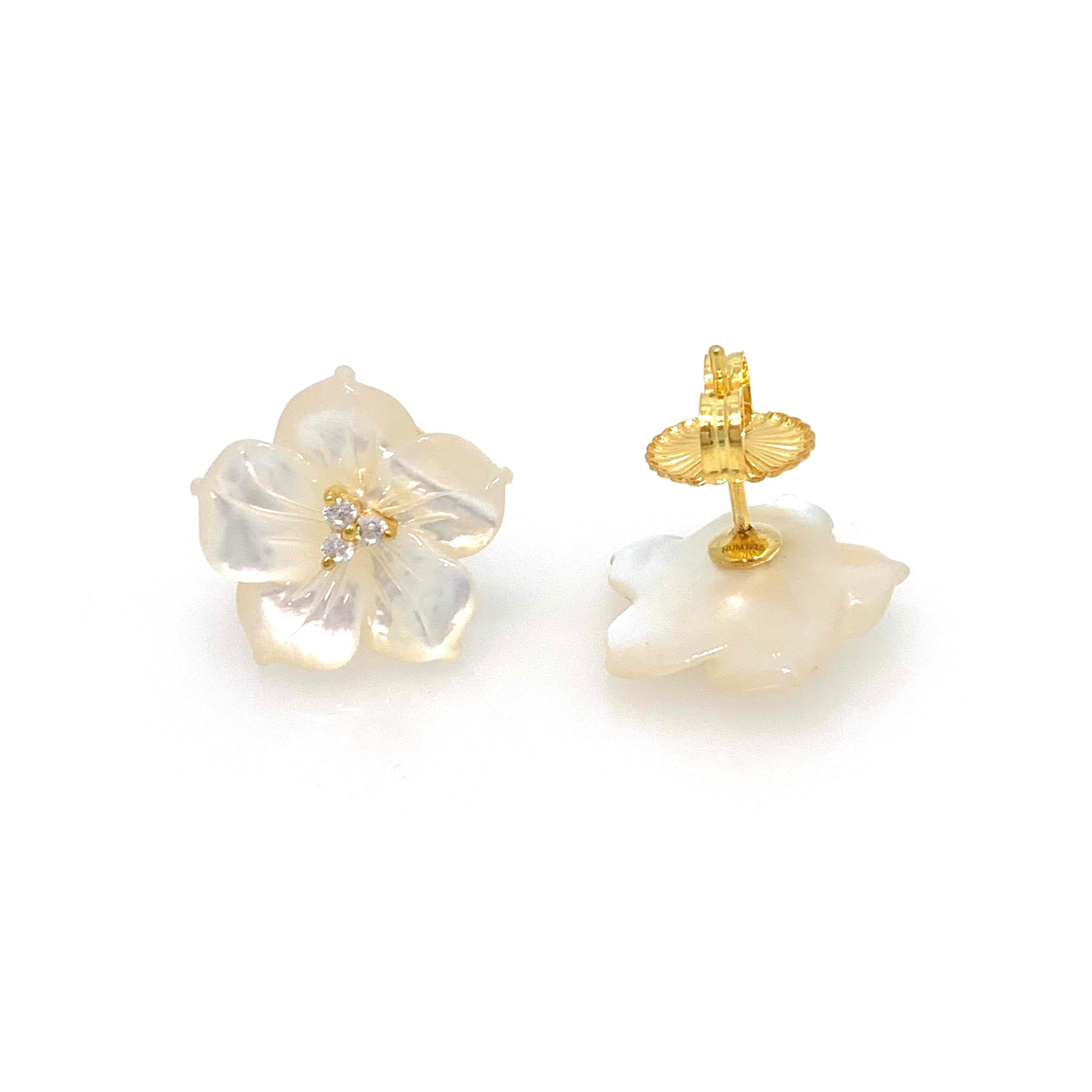 18 mm geschnitzte Perlmutt-Blumen-Vermeil-Ohrringe im Zustand „Neu“ im Angebot in Los Angeles, CA