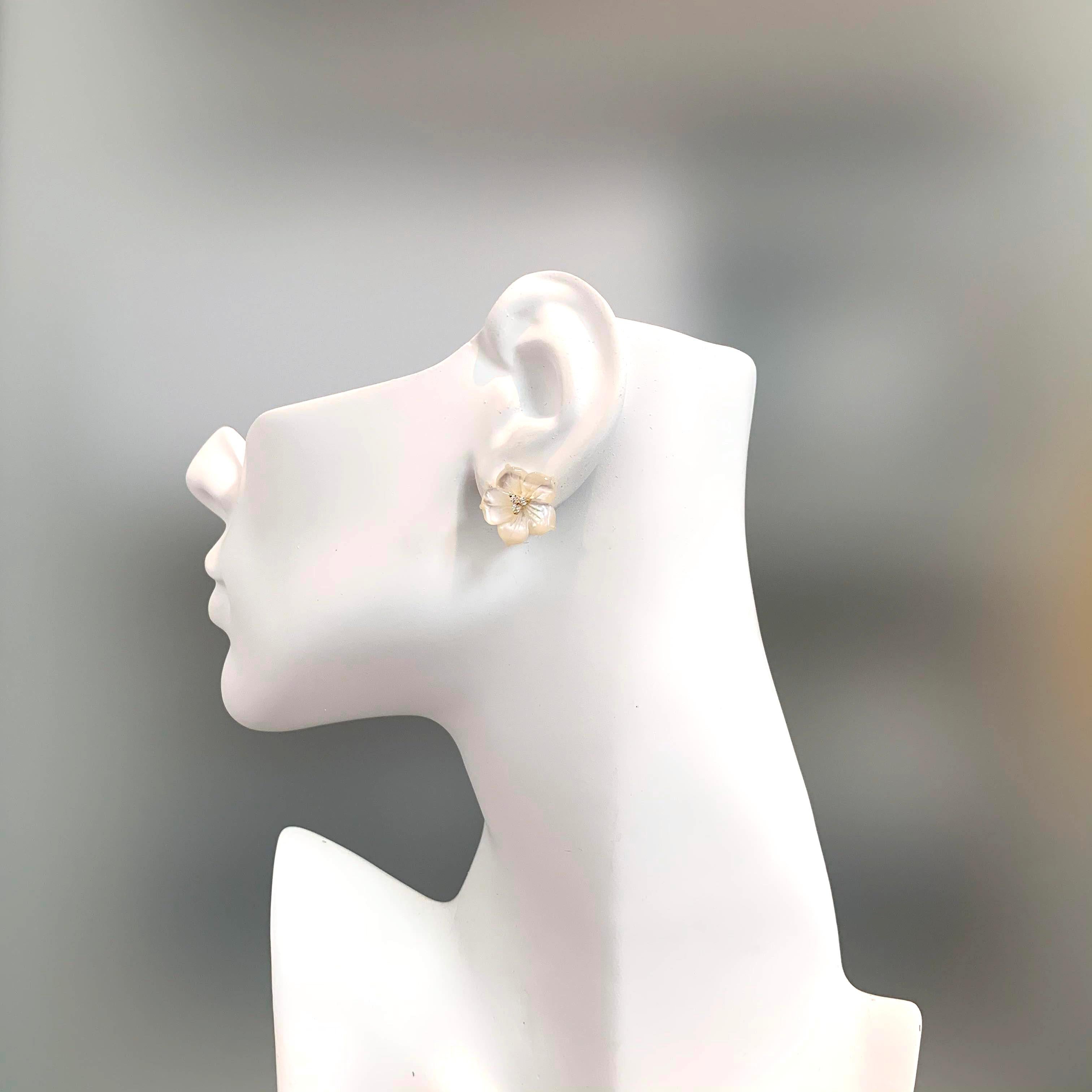 18 mm geschnitzte Perlmutt-Blumen- Vermeil-Ohrringe im Angebot 1