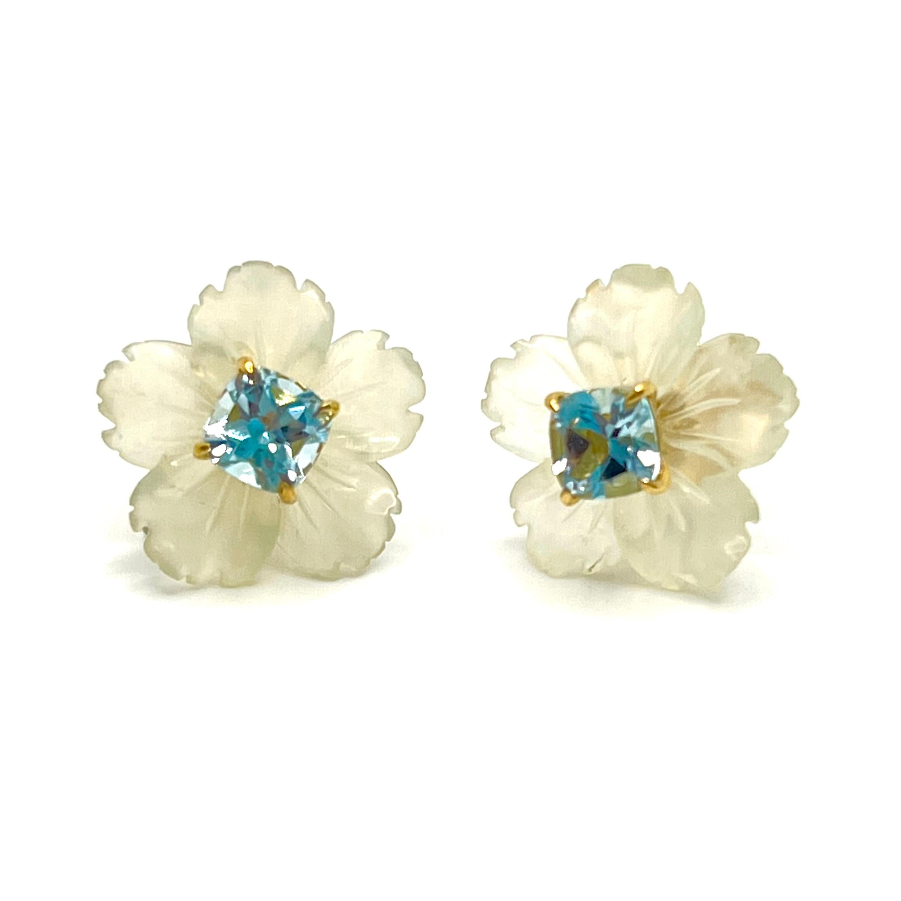 Bijoux Num's 18mm Carved Serpentine Flower and Cushion Blue Topaz Vermeil Earrings

This gorgeous pair of earrings features 18mm frosted pale green serpentine carved into beautiful three dimension flower, adorned with genuine cushion-cut sky blue