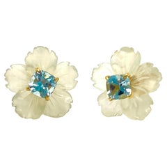 Boucles d'oreilles en vermeil avec fleur serpentine sculptée et topaze bleue coussin de 18 mm