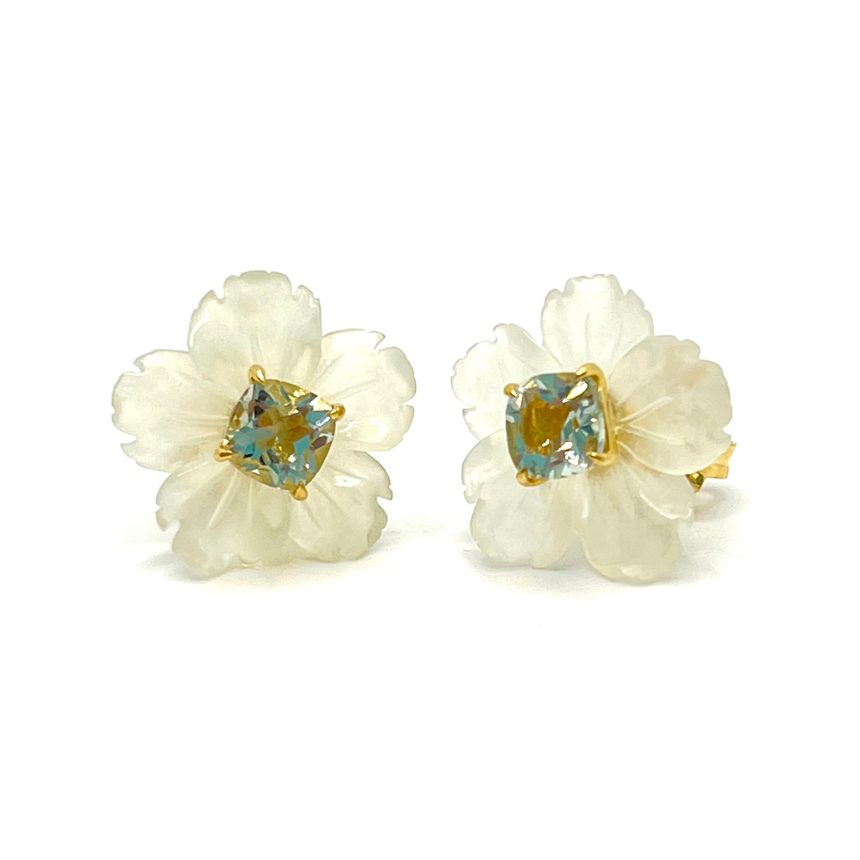 Bijoux Num's 18mm Carved Serpentine Flower and Cushion Prasiolite Vermeil Earrings

This gorgeous pair of earrings features 18mm frosted pale green serpentine carved into beautiful three dimension flower, adorned with genuine cushion-cut prasiolite